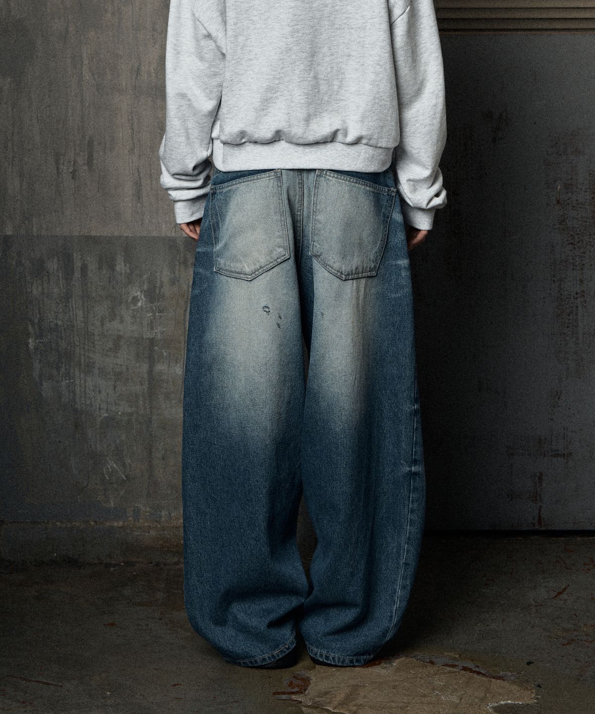런던파퓸스 아카이브(LONDON PARFUMS ARCHIVE) BACK SAND WASHED CURVED JEANS BLUE