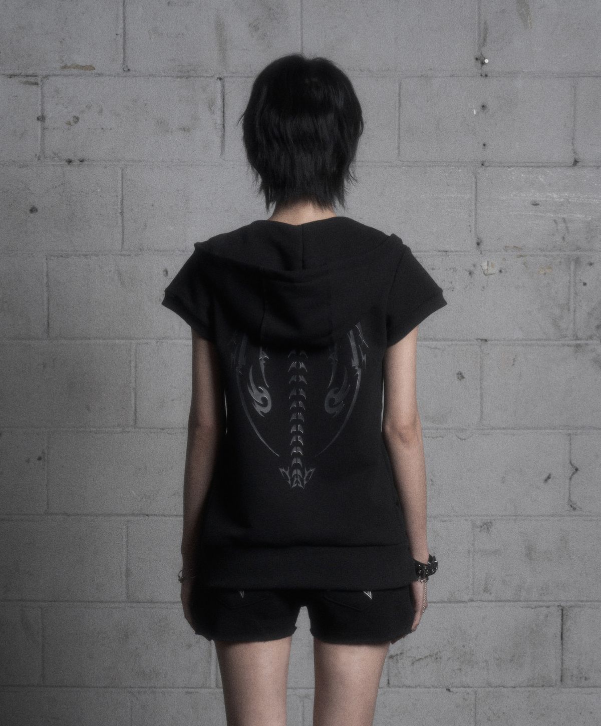 런던파퓸스 아카이브(LONDON PARFUMS ARCHIVE) DEVIL HOODIE with PIN BUTTON BLACK