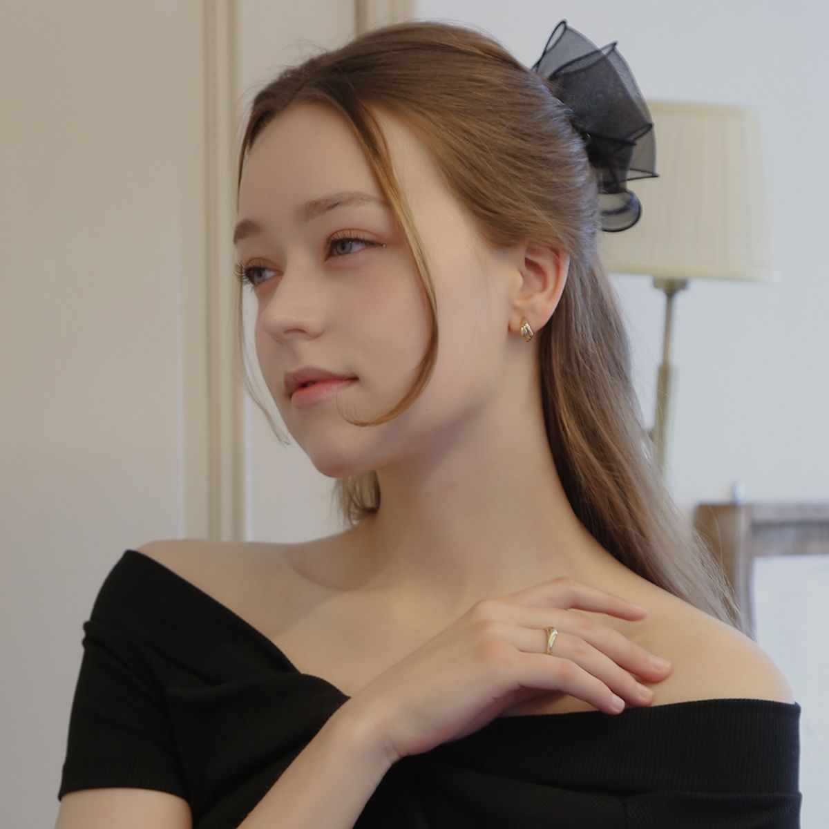디유아모르(DIEUAMOUR) 글림 커브 귀걸이