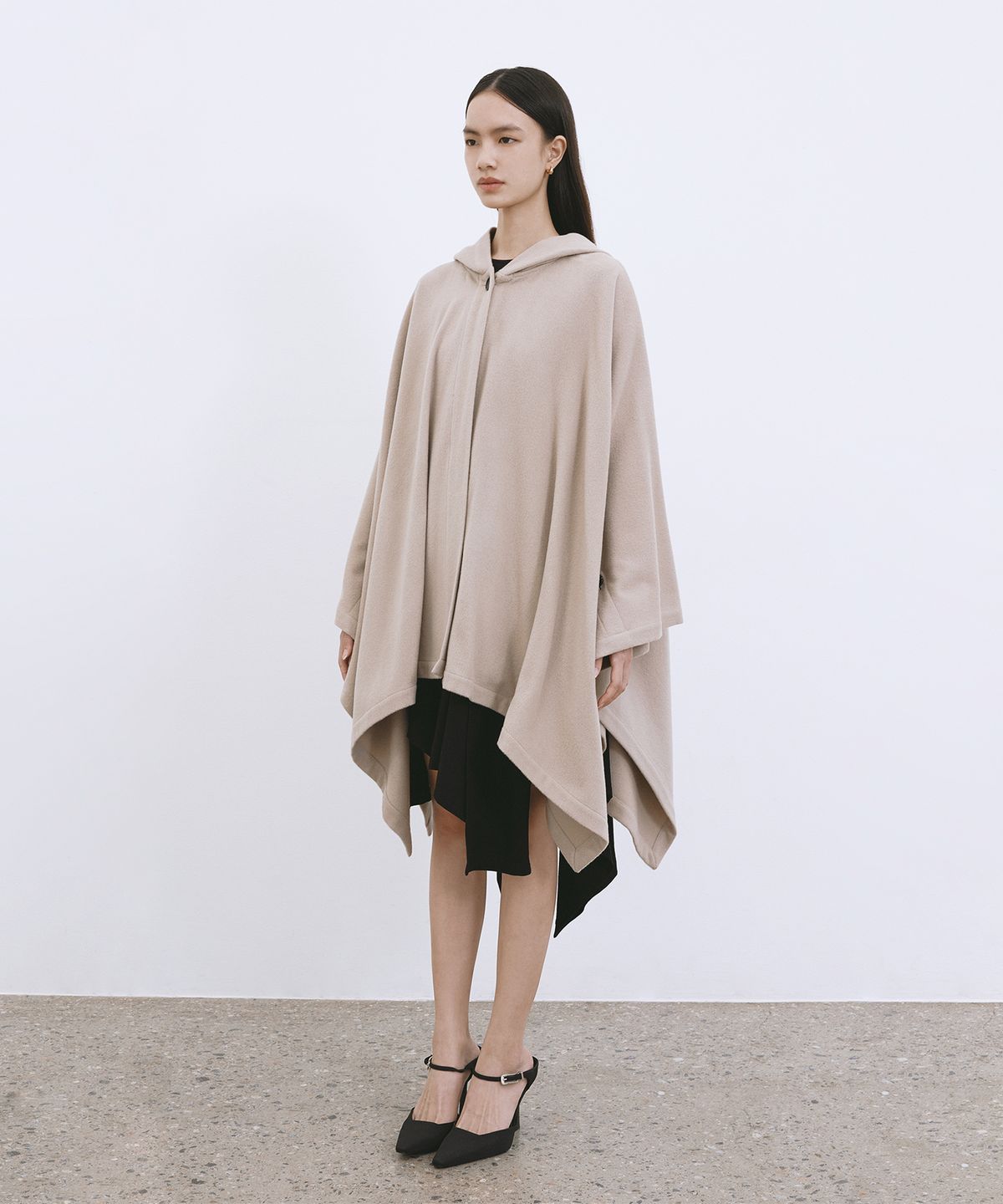 모노포비아(MONOPHOBIA) SQUARE CUTTING MERINO WOOL CAPE IVORY 스퀘어 커팅 후디 울 케이프 아이보리