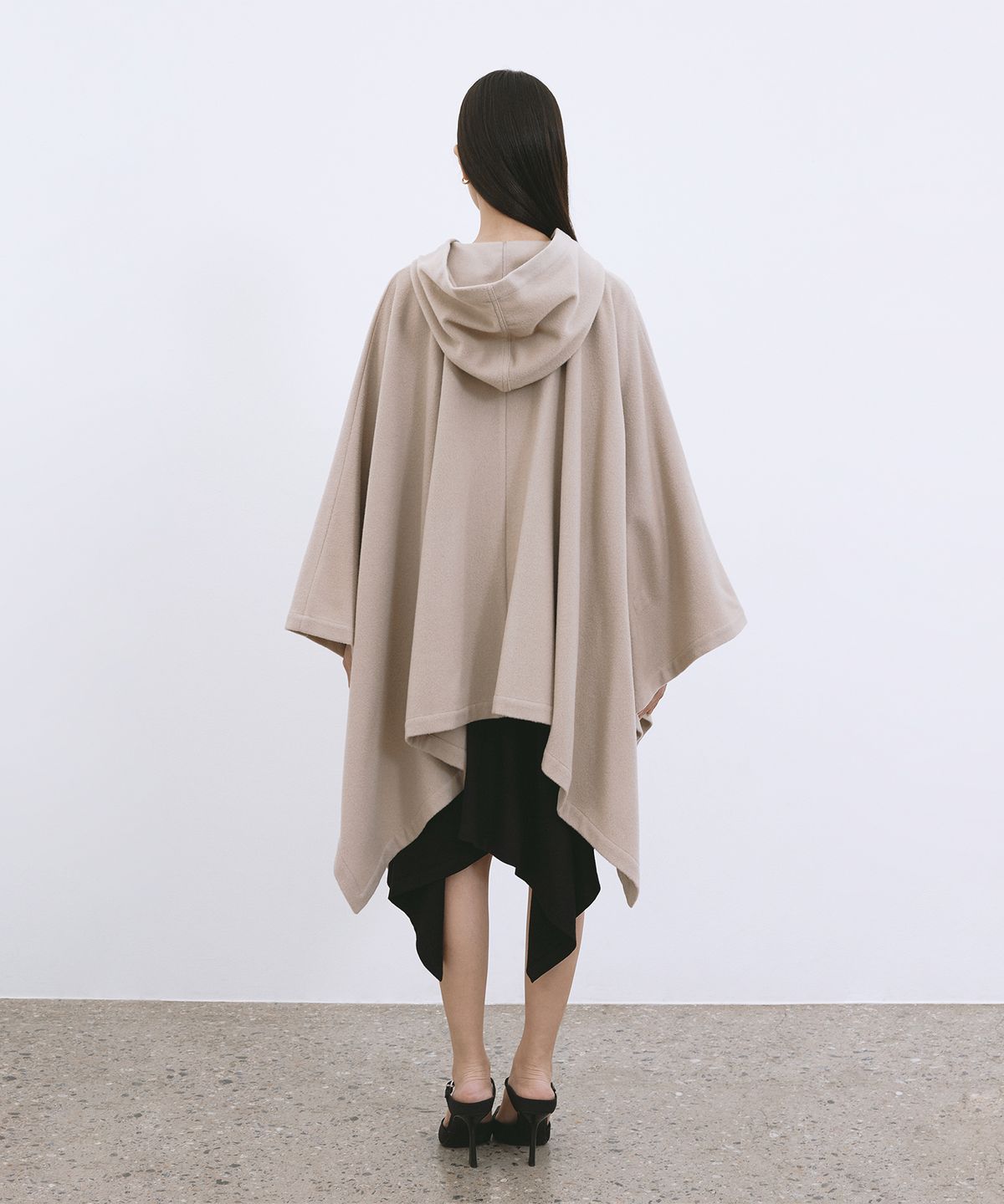 모노포비아(MONOPHOBIA) SQUARE CUTTING MERINO WOOL CAPE IVORY 스퀘어 커팅 후디 울 케이프 아이보리