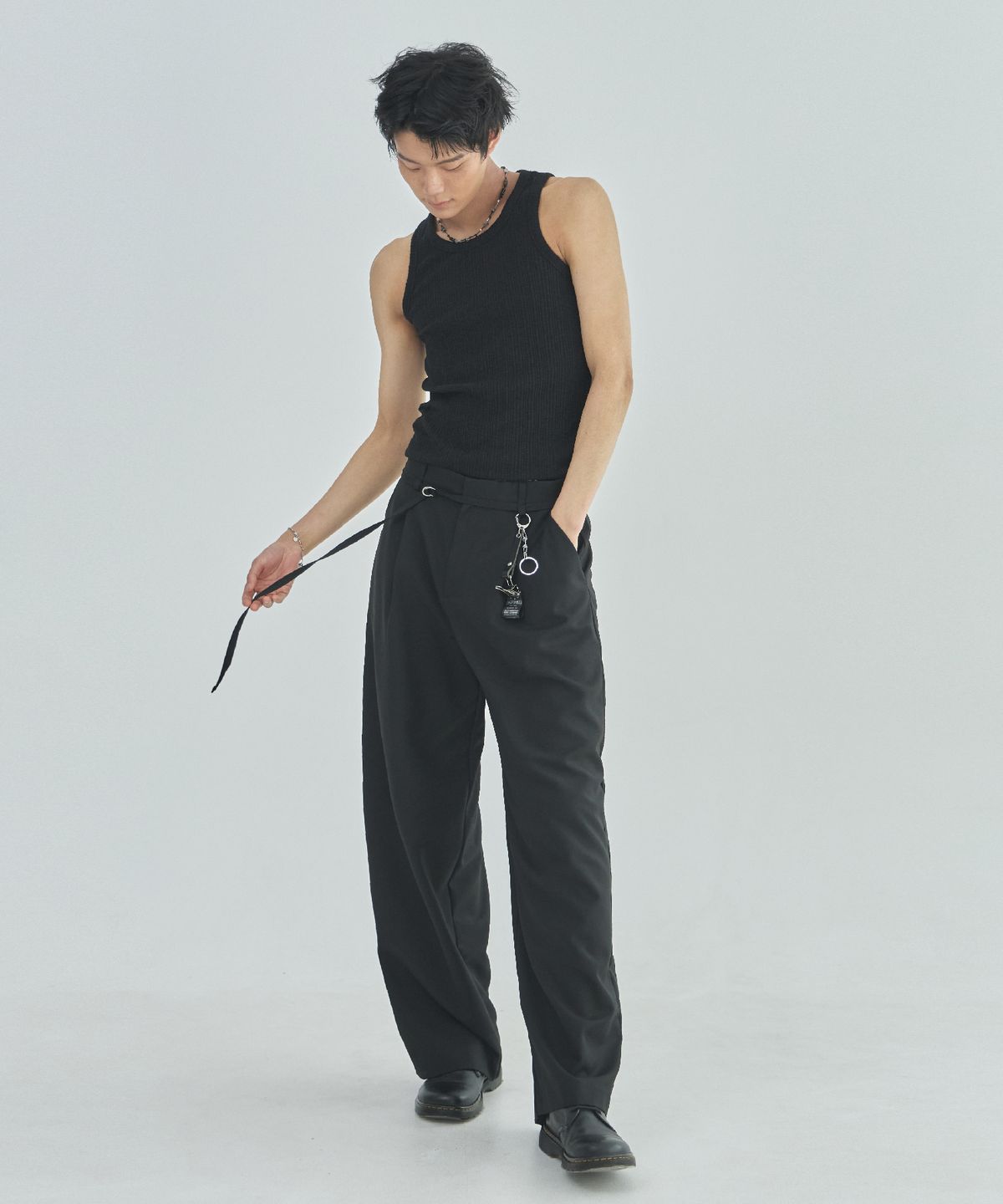 라드에디션(LAD EDITION) 벨티드 테이퍼드 와이드 팬츠_블랙