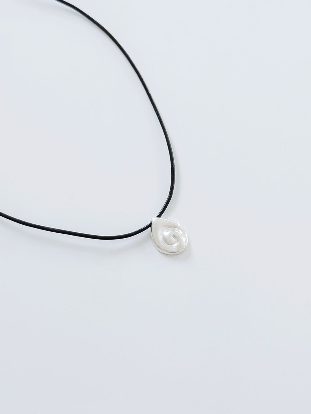 스틸 인스턴트(STILL INSTANT) Shell Spiral Leather Necklace