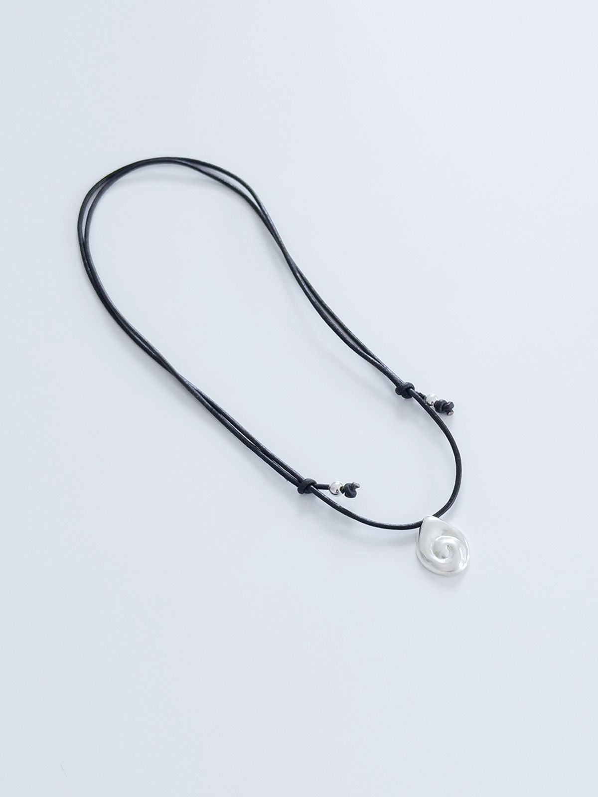 스틸 인스턴트(STILL INSTANT) Shell Spiral Leather Necklace