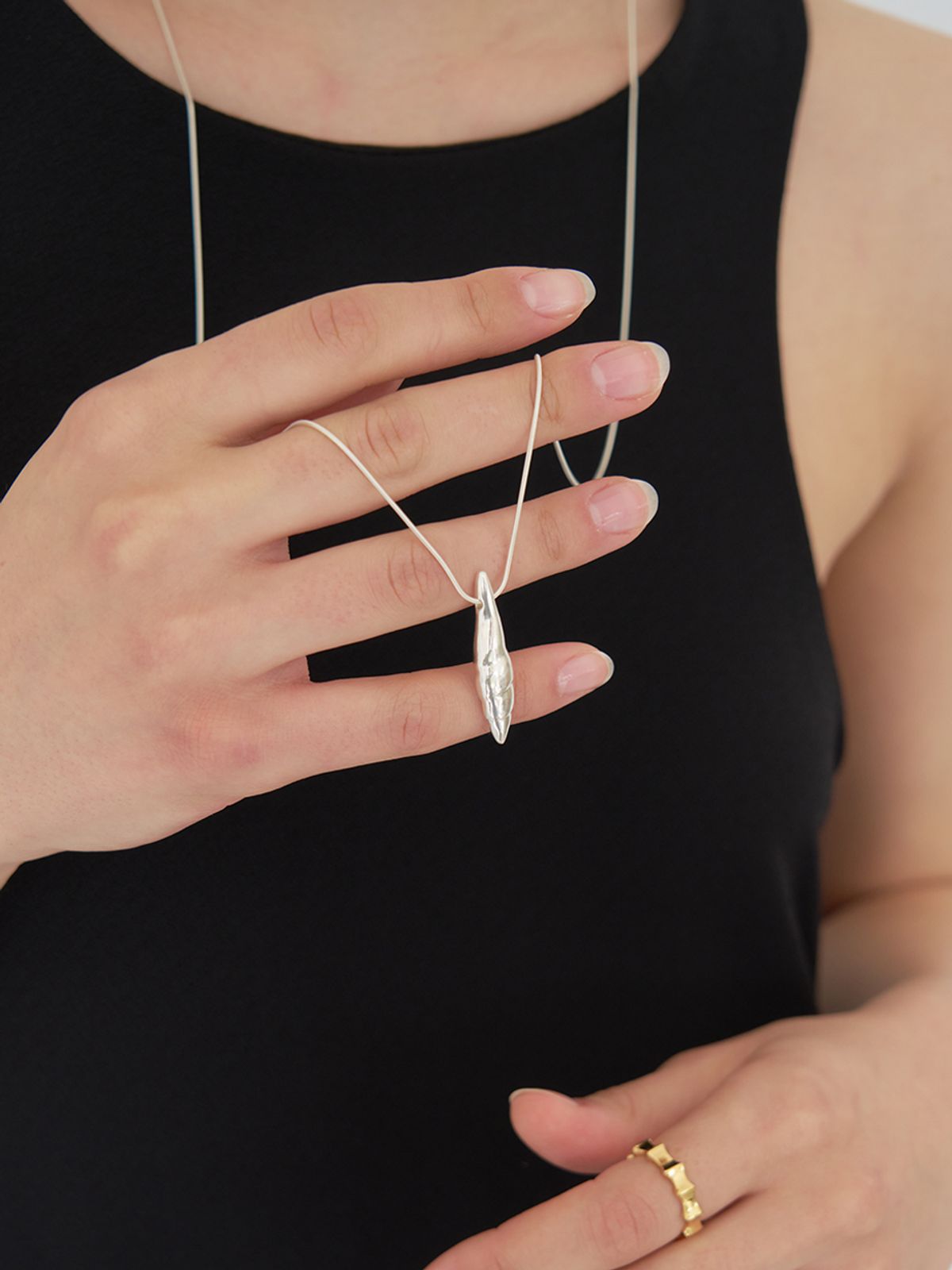스틸 인스턴트(STILL INSTANT) Horn Shell Necklace