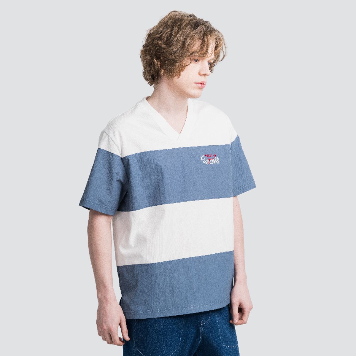 커스텀어스(CUSTOMUS) 브이넥 빅보더 스트라이프 남자 반팔 티셔츠 CXS25MKVT423 BLU