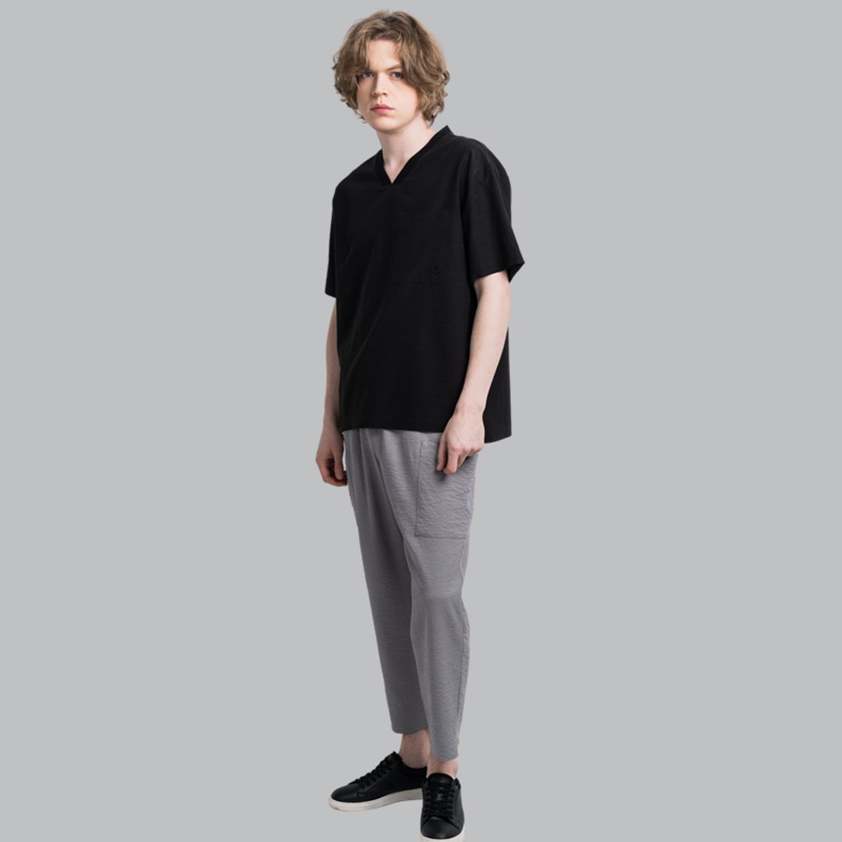 커스텀어스(CUSTOMUS) 브이넥 골지 네크 모던 쉬크 남자 반팔 우븐 티셔츠 CXS25MWVT609 BLA