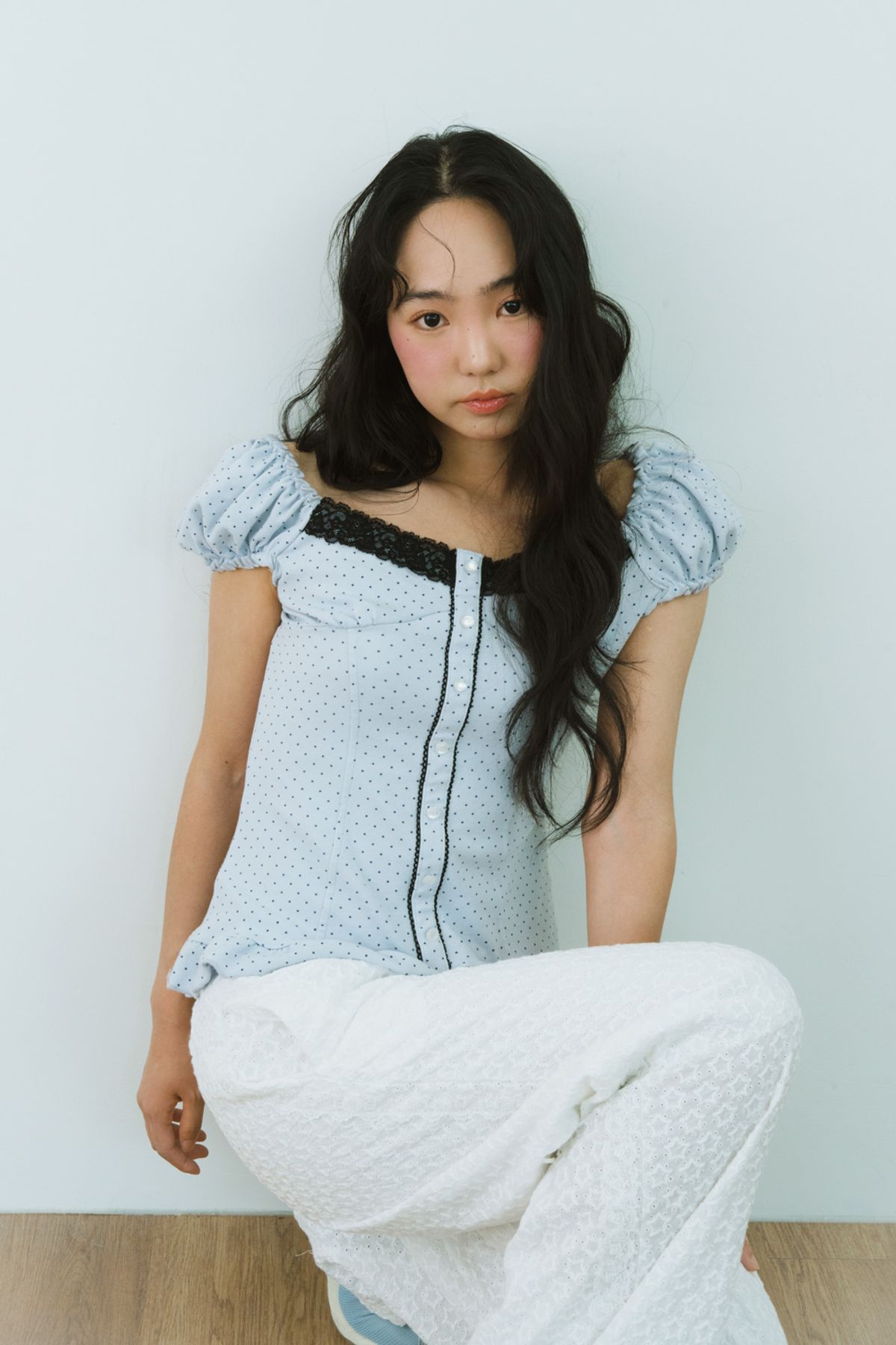 샤키리(SHAKIRI) 치크 도트 퍼프 블라우스 스카프 세트 (블루)