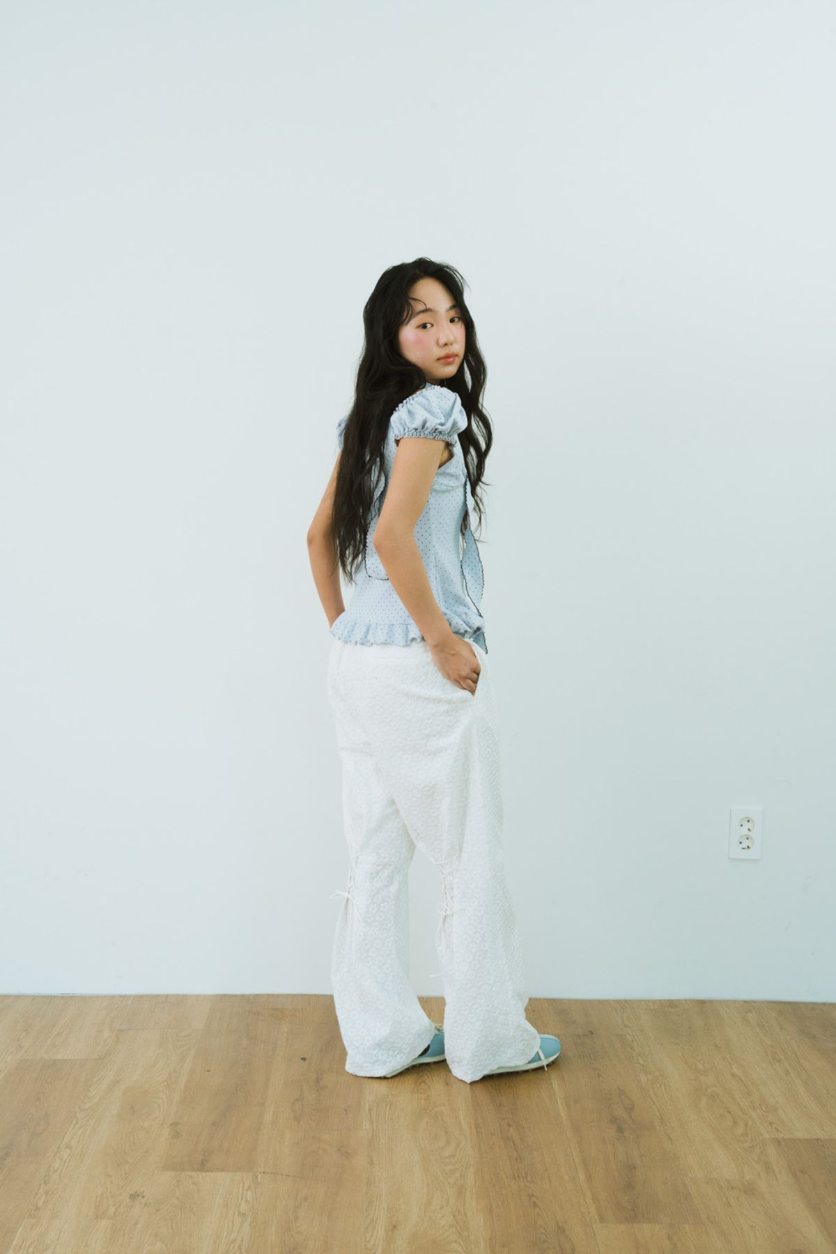 샤키리(SHAKIRI) 치크 도트 퍼프 블라우스 스카프 세트 (블루)