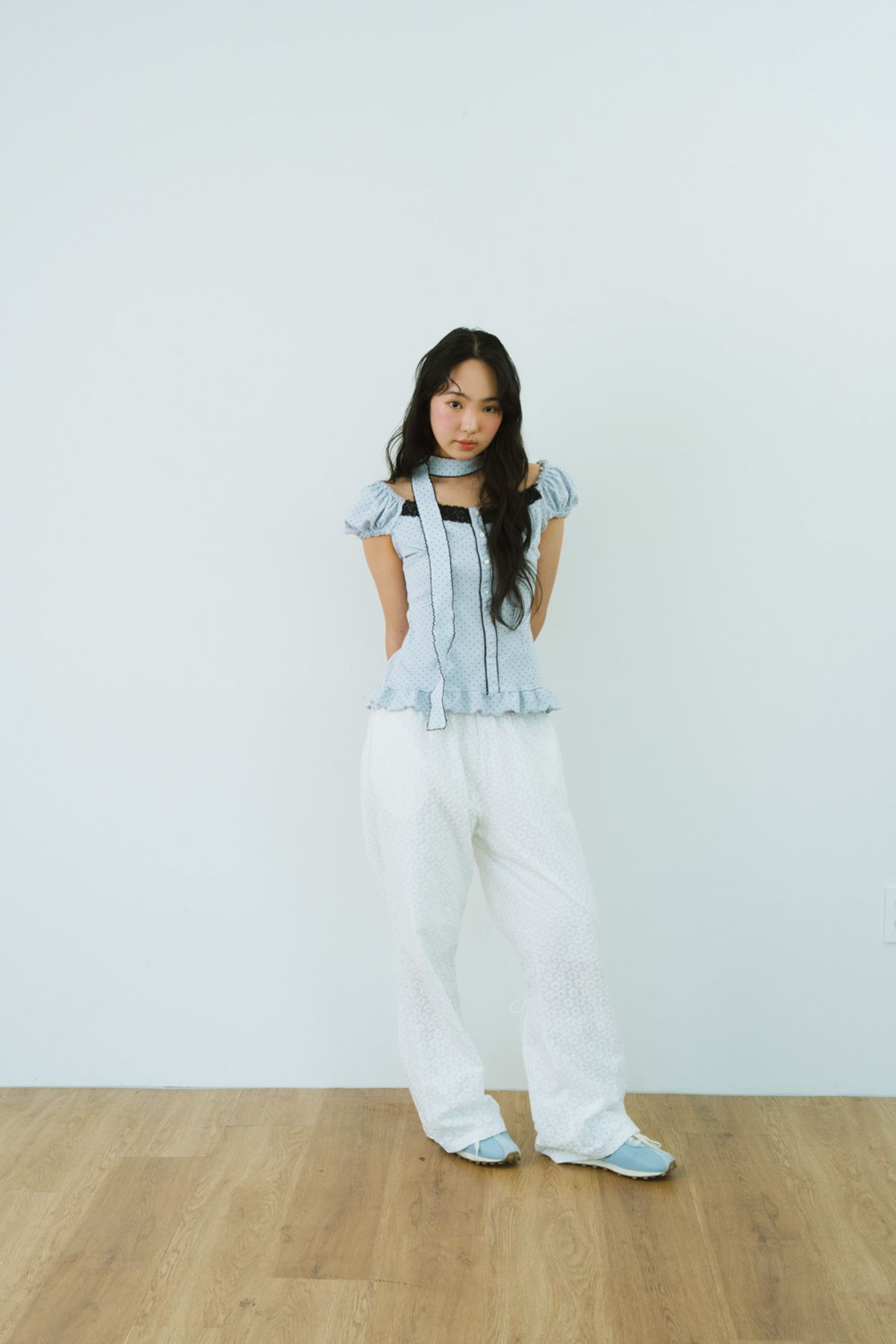 샤키리(SHAKIRI) 치크 도트 퍼프 블라우스 스카프 세트 (블루)