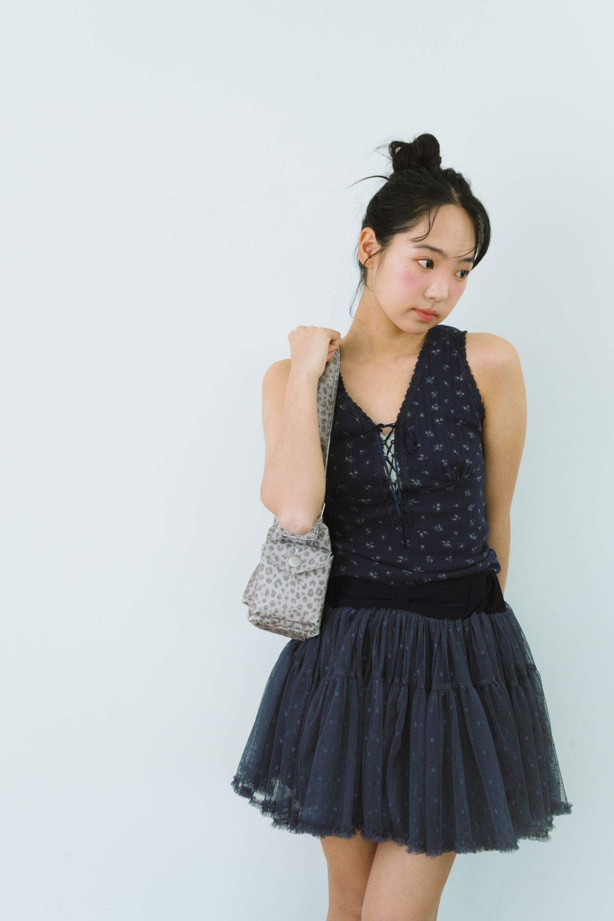 샤키리(SHAKIRI) 플라워 아일렛 레이스업 탑 (네이비)
