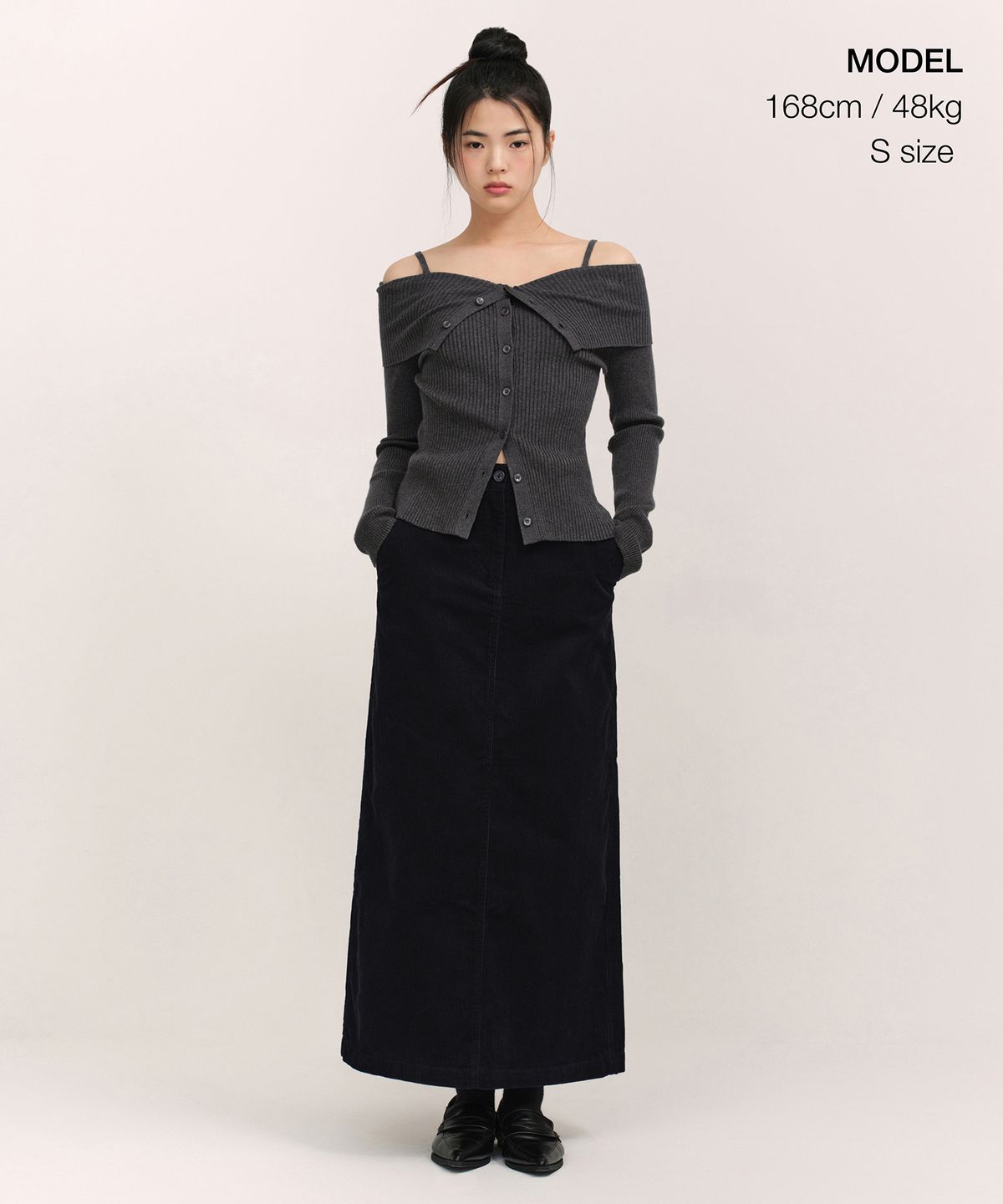 무신사 스탠다드 우먼(MUSINSA STANDARD WOMAN) 우먼즈 리브드 턴 다운 오프 숄더 가디건 [차콜 그레이]