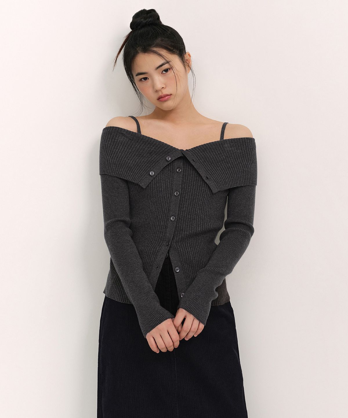 무신사 스탠다드 우먼(MUSINSA STANDARD WOMAN) 우먼즈 리브드 턴 다운 오프 숄더 가디건 [차콜 그레이]