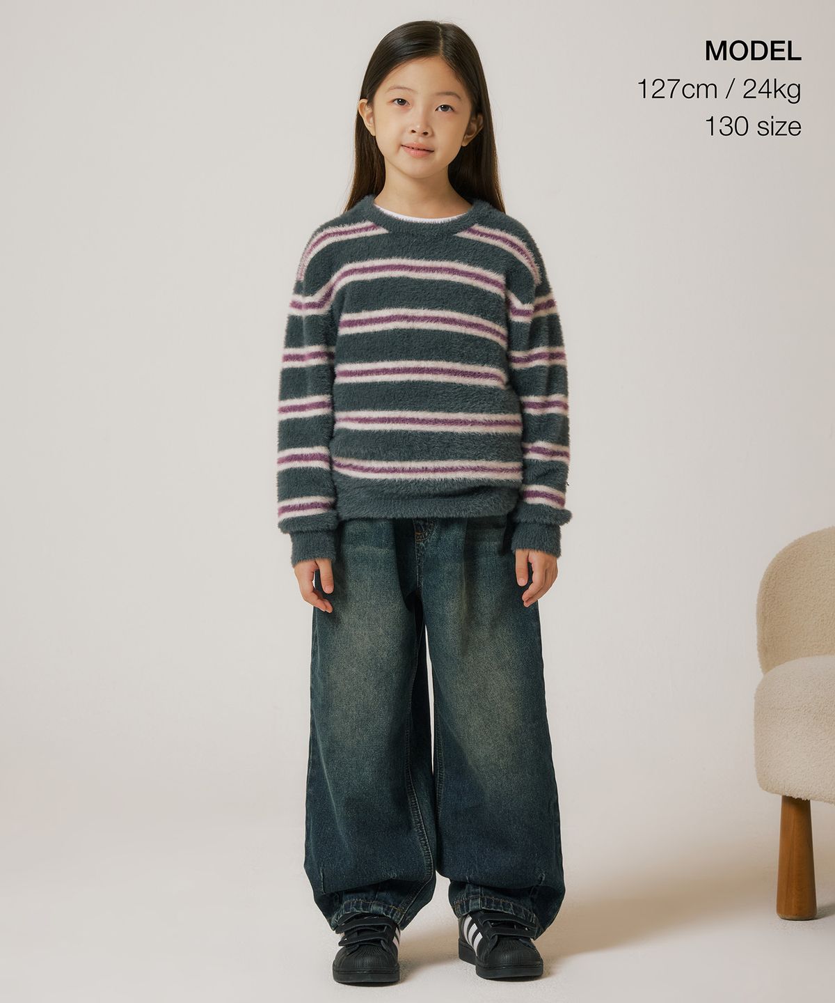무신사 스탠다드 키즈(MUSINSA STANDARD KIDS) 퍼지 스트라이프 크루 넥 니트 [차콜 그레이]