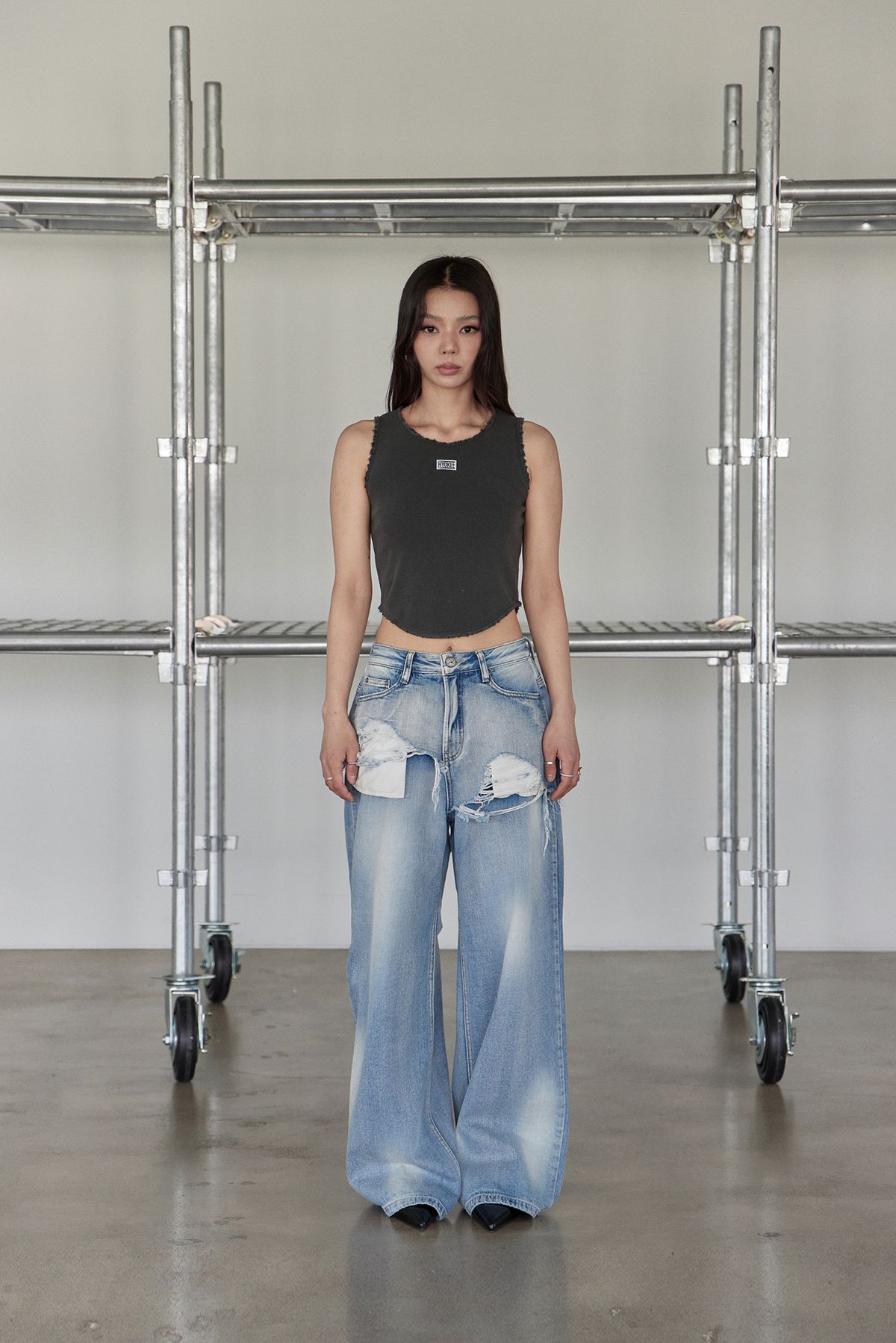 노 엑스트라 터치(NO EXTRA TOUCH) Destroyed Bustier Sleeveless (Charcoal) / 25SMSL005CH