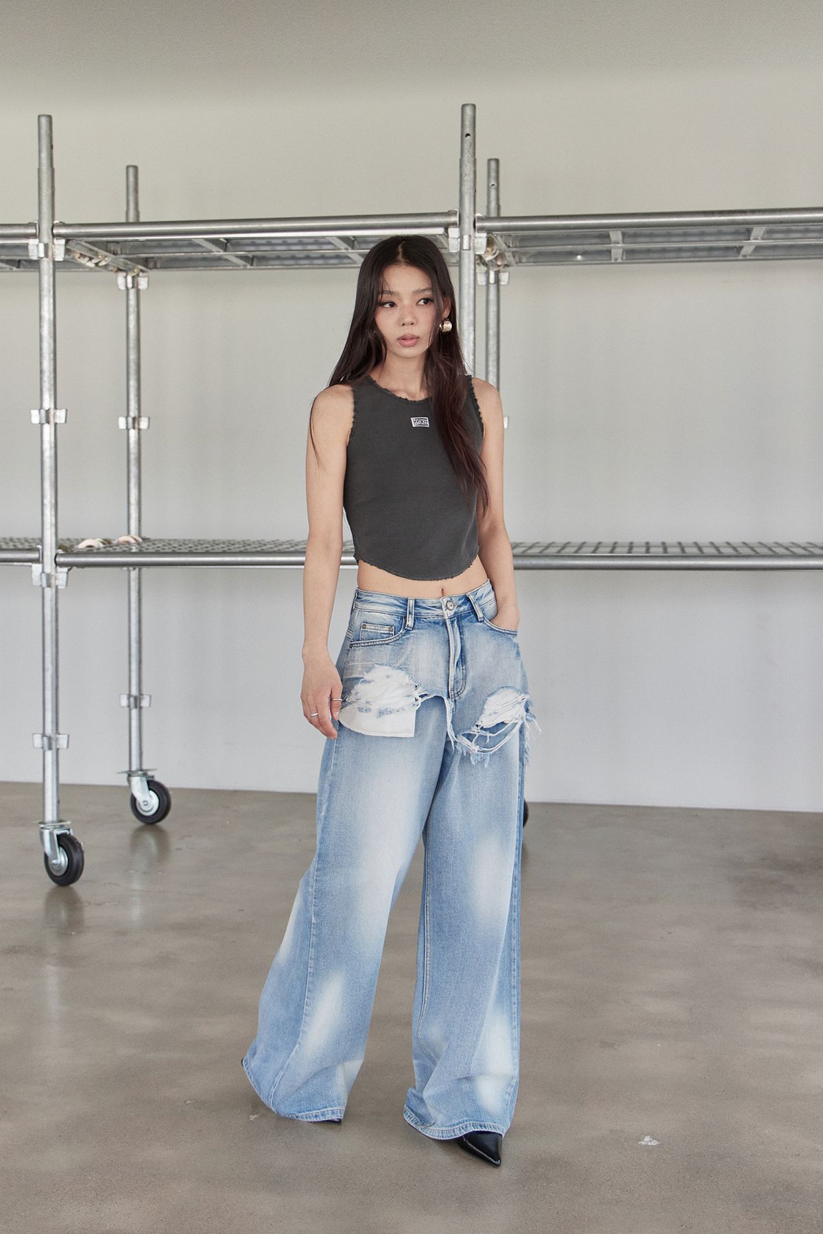 노 엑스트라 터치(NO EXTRA TOUCH) Destroyed Bustier Sleeveless (Charcoal) / 25SMSL005CH