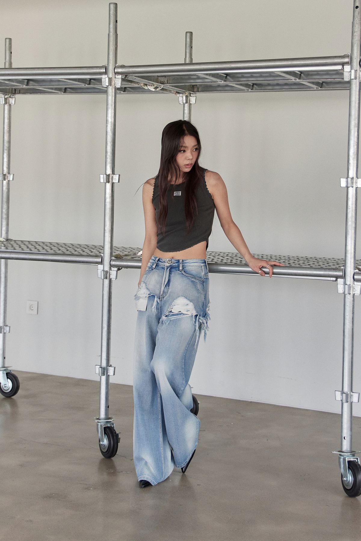 노 엑스트라 터치(NO EXTRA TOUCH) Destroyed Bustier Sleeveless (Charcoal) / 25SMSL005CH
