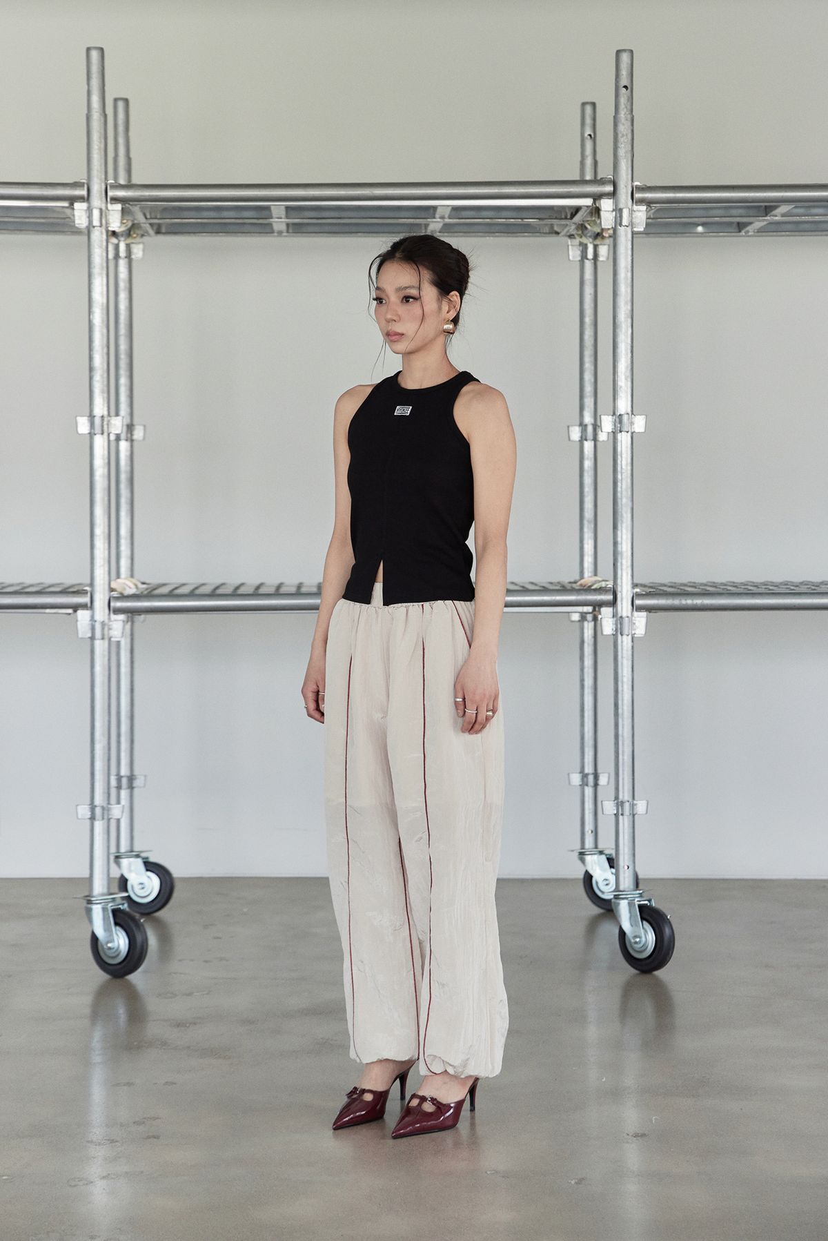 노 엑스트라 터치(NO EXTRA TOUCH) Slit Detail Sleeveless (Black) / 25SMSL001BK