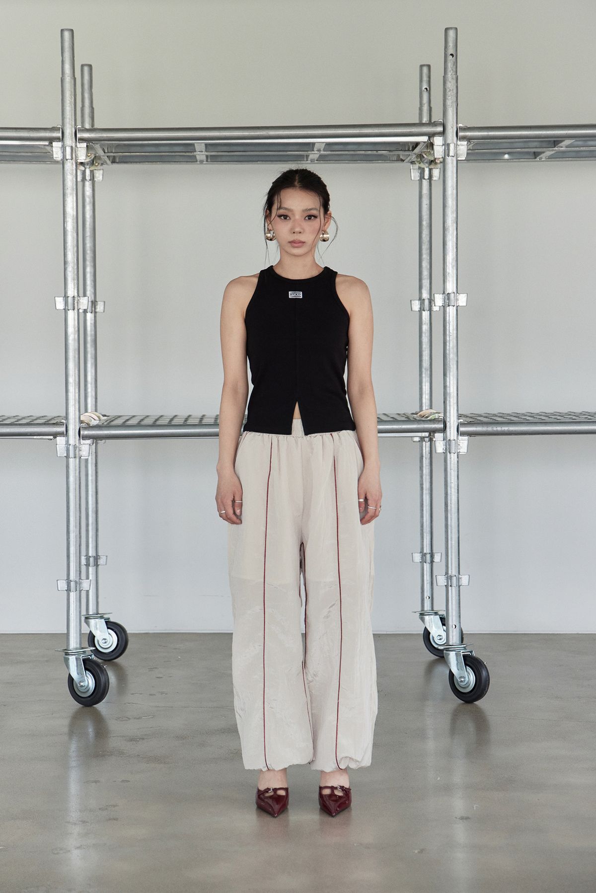 노 엑스트라 터치(NO EXTRA TOUCH) Slit Detail Sleeveless (Black) / 25SMSL001BK