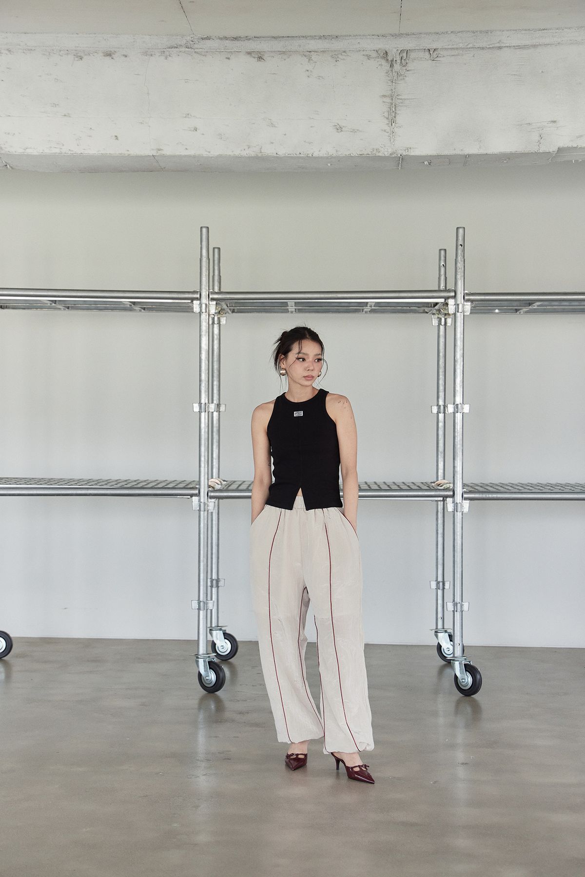 노 엑스트라 터치(NO EXTRA TOUCH) Slit Detail Sleeveless (Black) / 25SMSL001BK