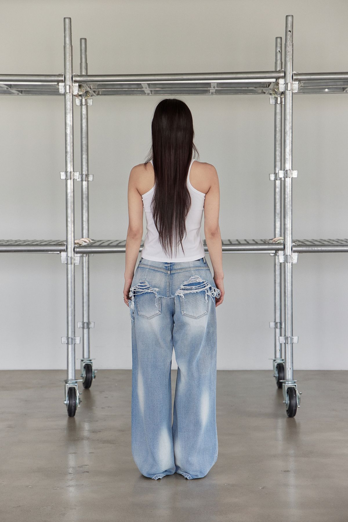 노 엑스트라 터치(NO EXTRA TOUCH) Slit Detail Sleeveless (White) / 25SMSL001WH