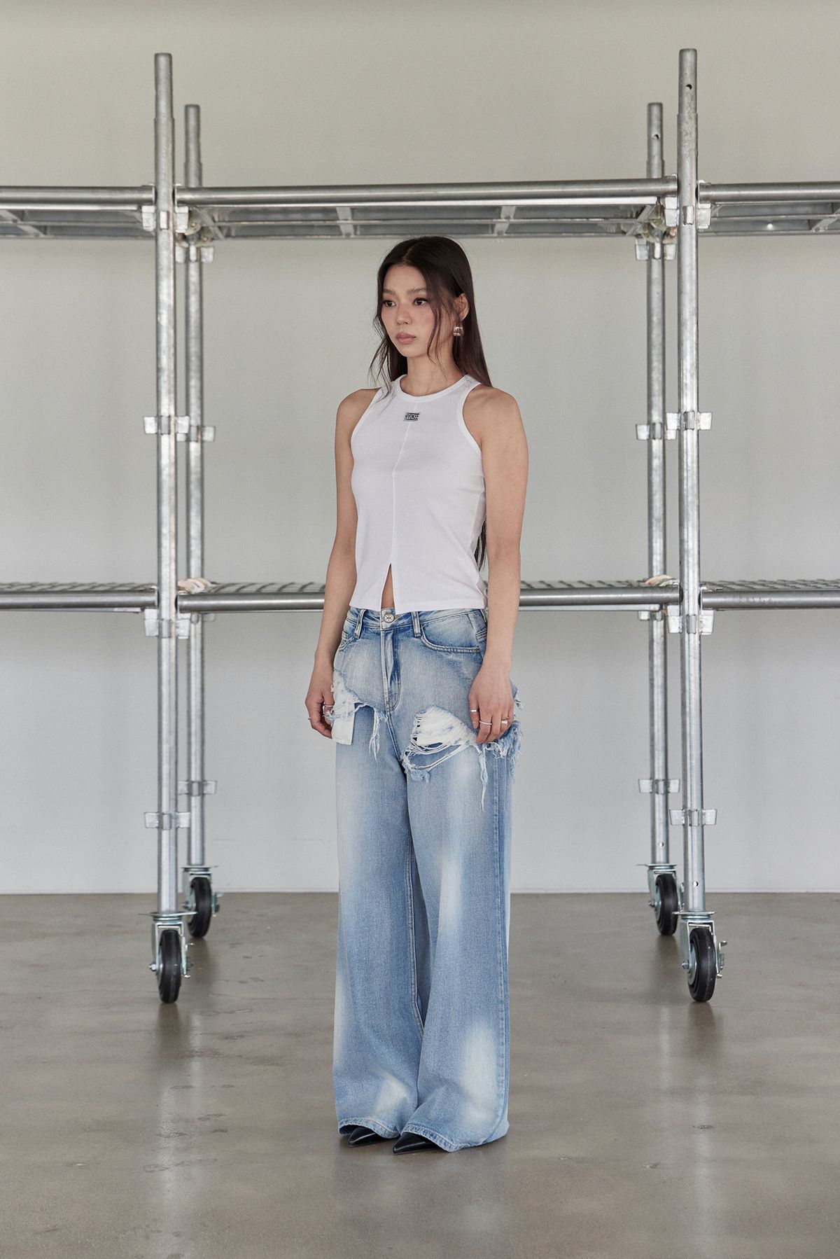 노 엑스트라 터치(NO EXTRA TOUCH) Slit Detail Sleeveless (White) / 25SMSL001WH