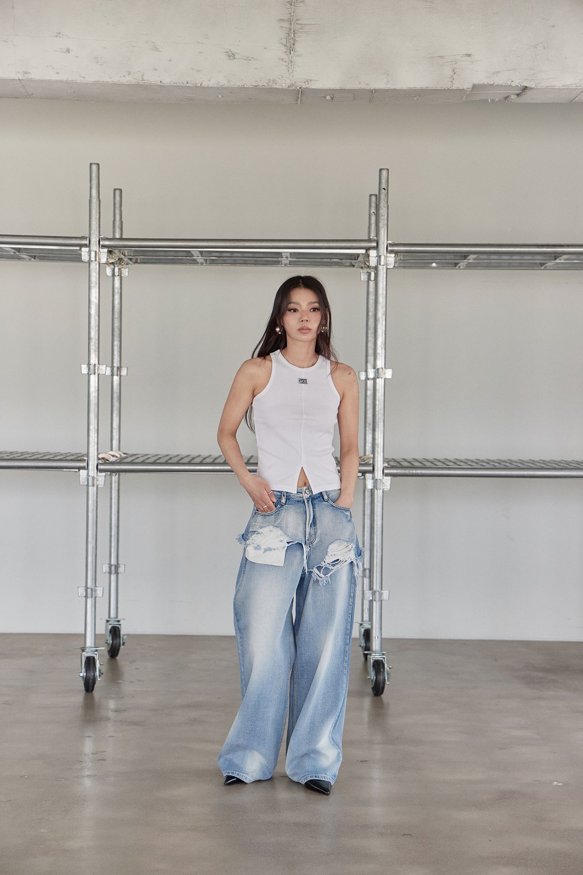 노 엑스트라 터치(NO EXTRA TOUCH) Slit Detail Sleeveless (White) / 25SMSL001WH