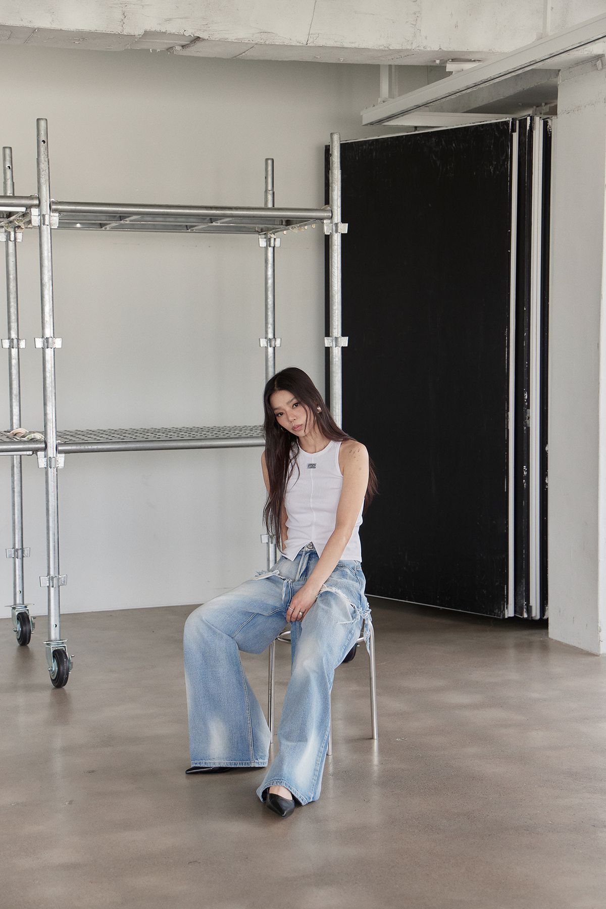 노 엑스트라 터치(NO EXTRA TOUCH) Slit Detail Sleeveless (White) / 25SMSL001WH