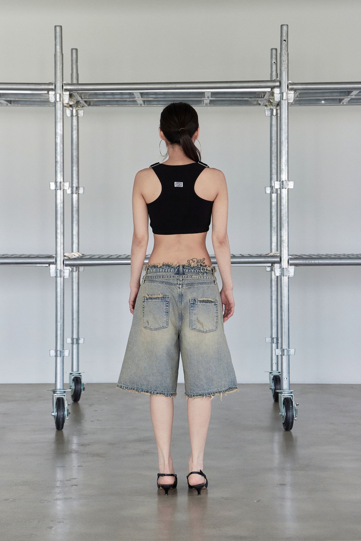 노 엑스트라 터치(NO EXTRA TOUCH) Buckle Strap Tank Top (Black)/ 25SMSL003BK