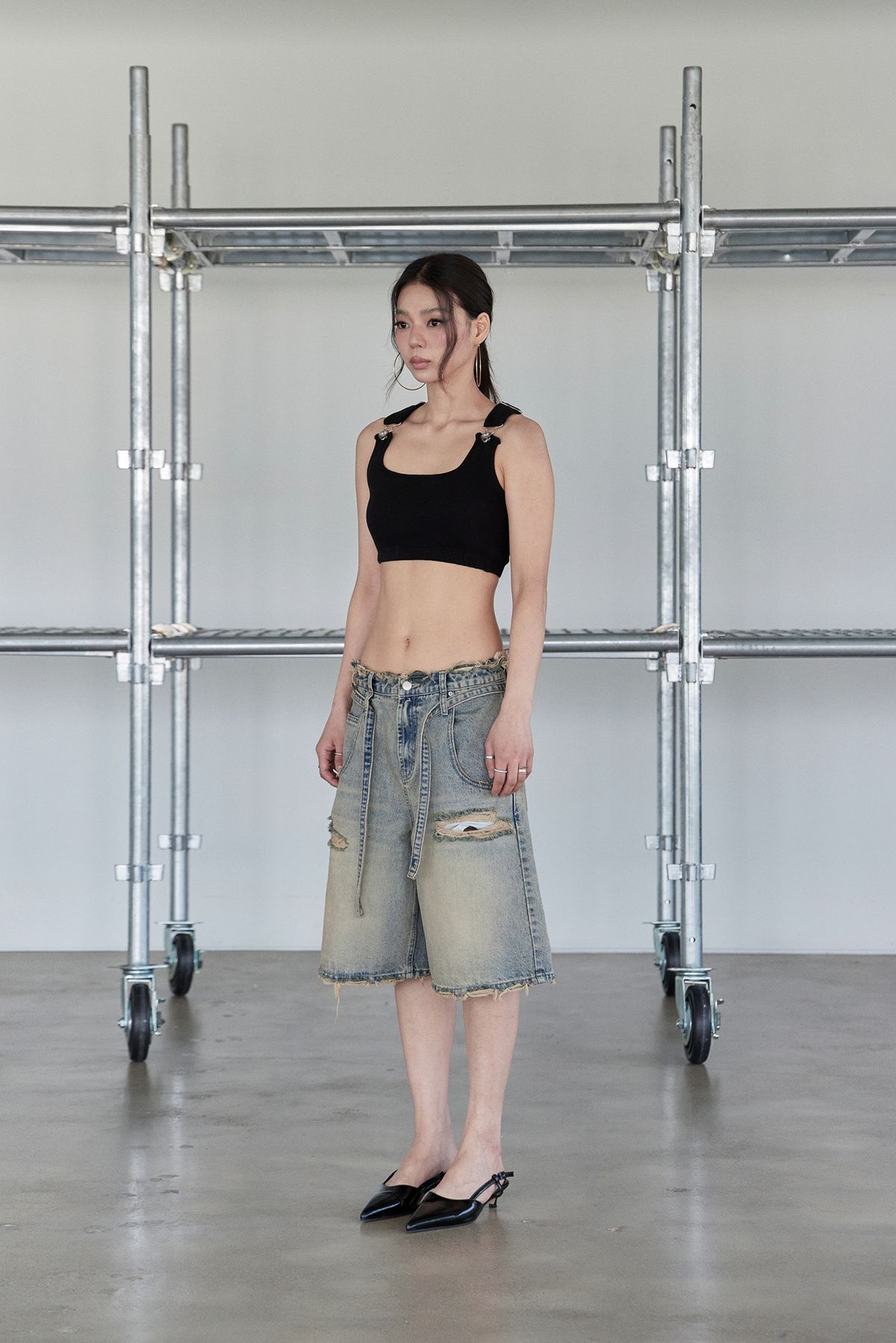노 엑스트라 터치(NO EXTRA TOUCH) Buckle Strap Tank Top (Black)/ 25SMSL003BK