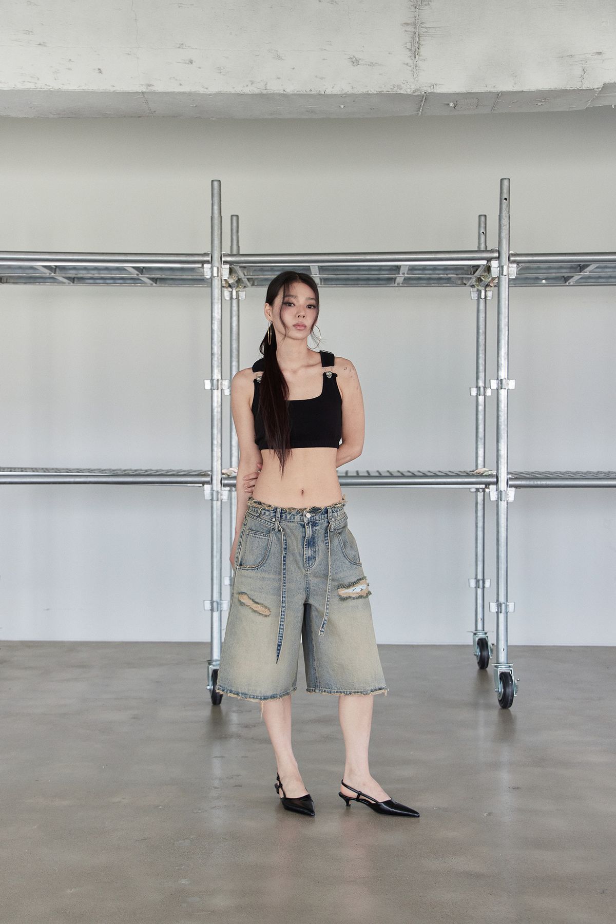 노 엑스트라 터치(NO EXTRA TOUCH) Buckle Strap Tank Top (Black)/ 25SMSL003BK