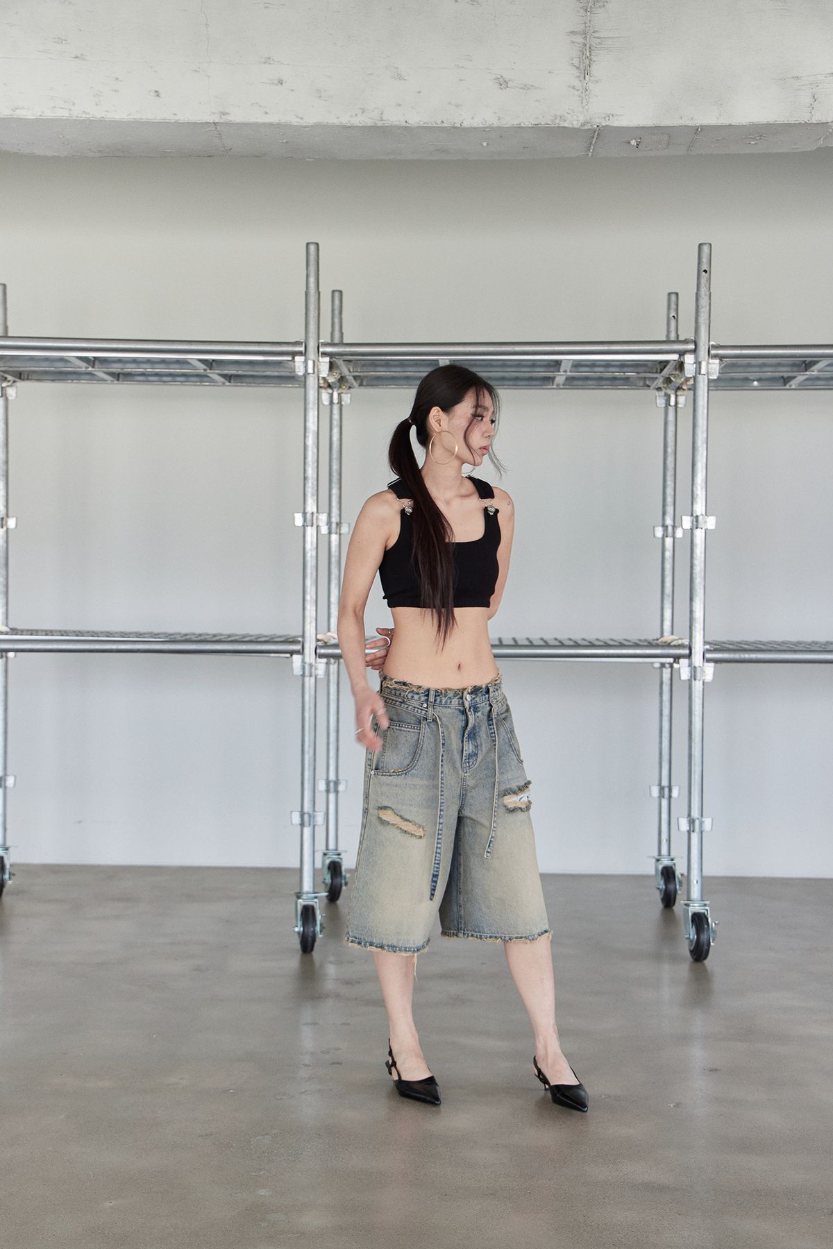 노 엑스트라 터치(NO EXTRA TOUCH) Buckle Strap Tank Top (Black)/ 25SMSL003BK