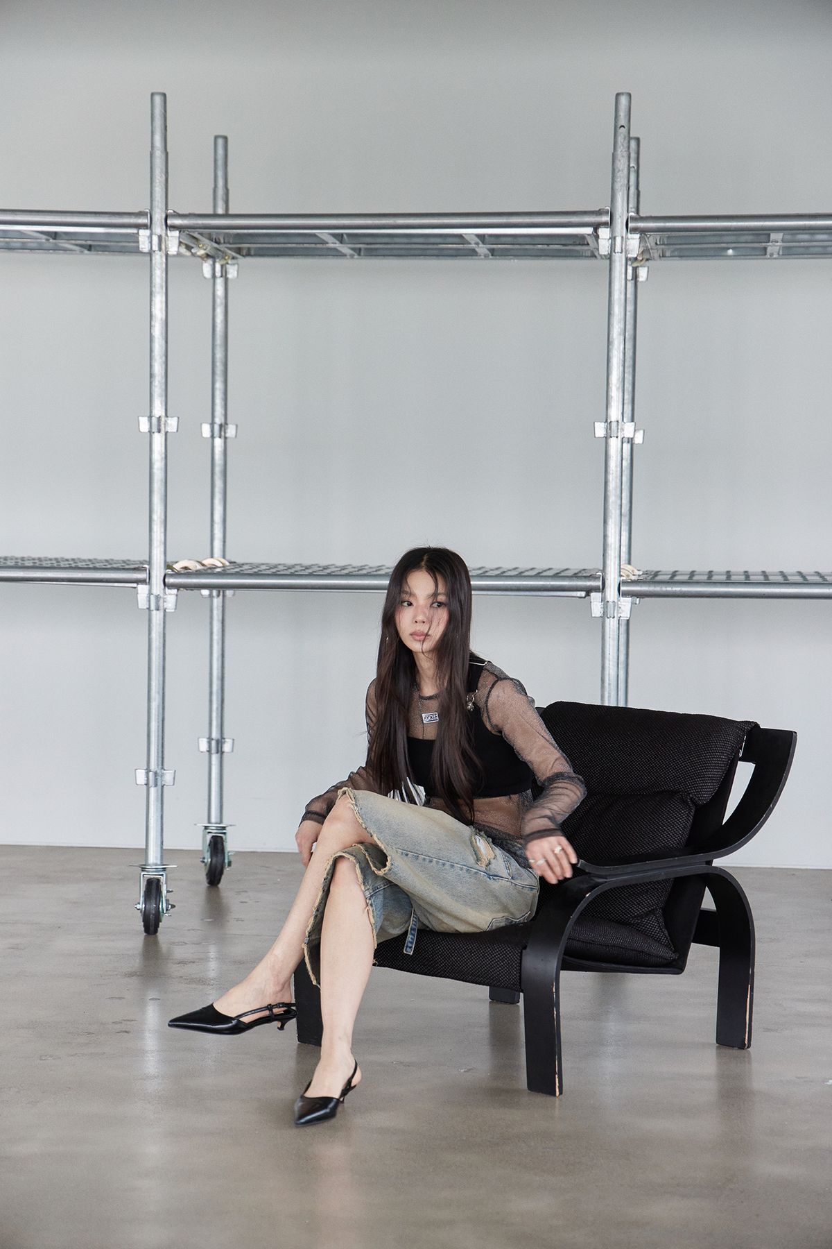 노 엑스트라 터치(NO EXTRA TOUCH) Buckle Strap Tank Top (Black)/ 25SMSL003BK
