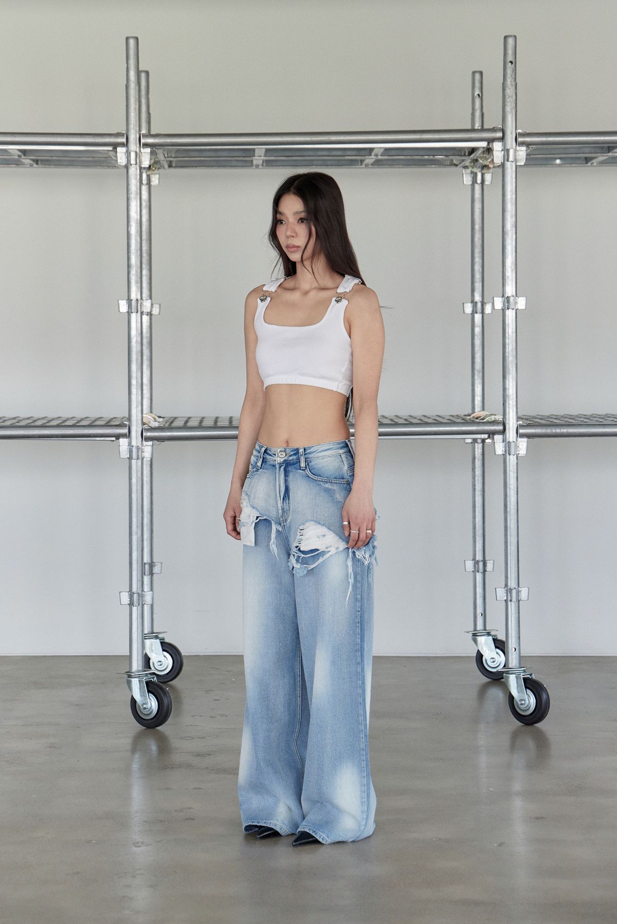 노 엑스트라 터치(NO EXTRA TOUCH) Buckle Strap Tank Top (White) / 25SMSL003WH