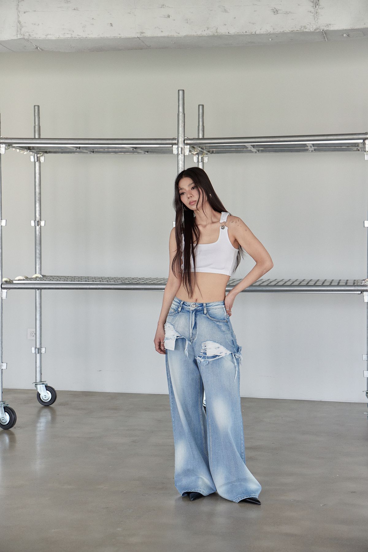 노 엑스트라 터치(NO EXTRA TOUCH) Buckle Strap Tank Top (White) / 25SMSL003WH