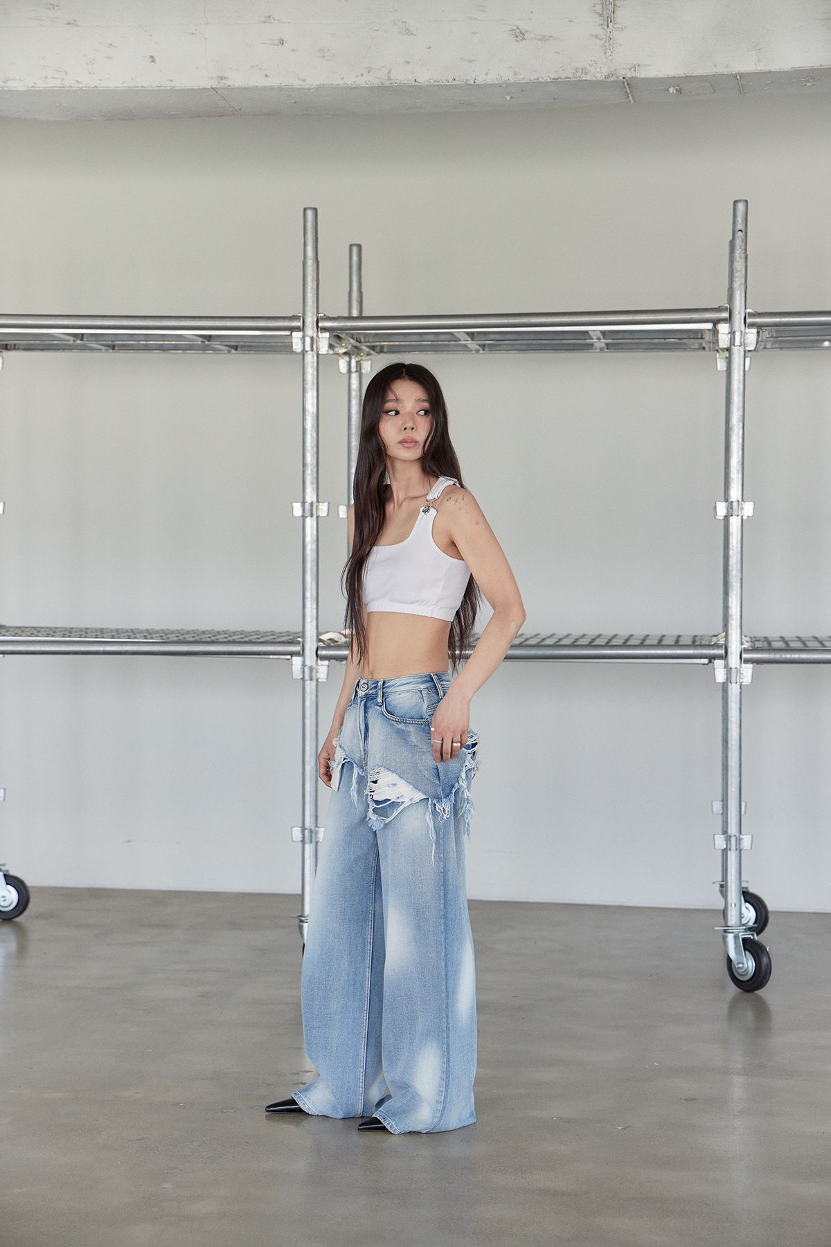 노 엑스트라 터치(NO EXTRA TOUCH) Buckle Strap Tank Top (White) / 25SMSL003WH