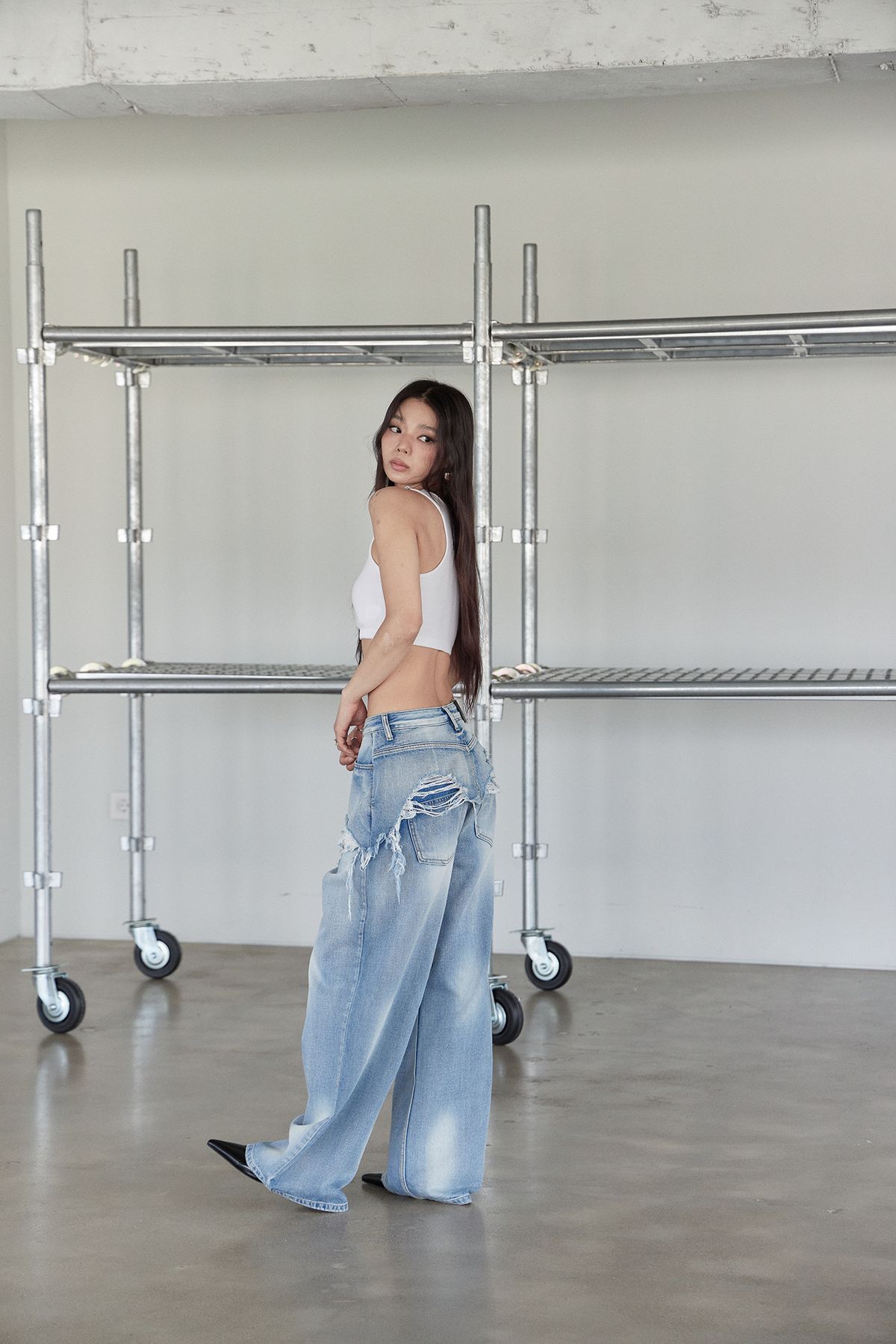노 엑스트라 터치(NO EXTRA TOUCH) Buckle Strap Tank Top (White) / 25SMSL003WH