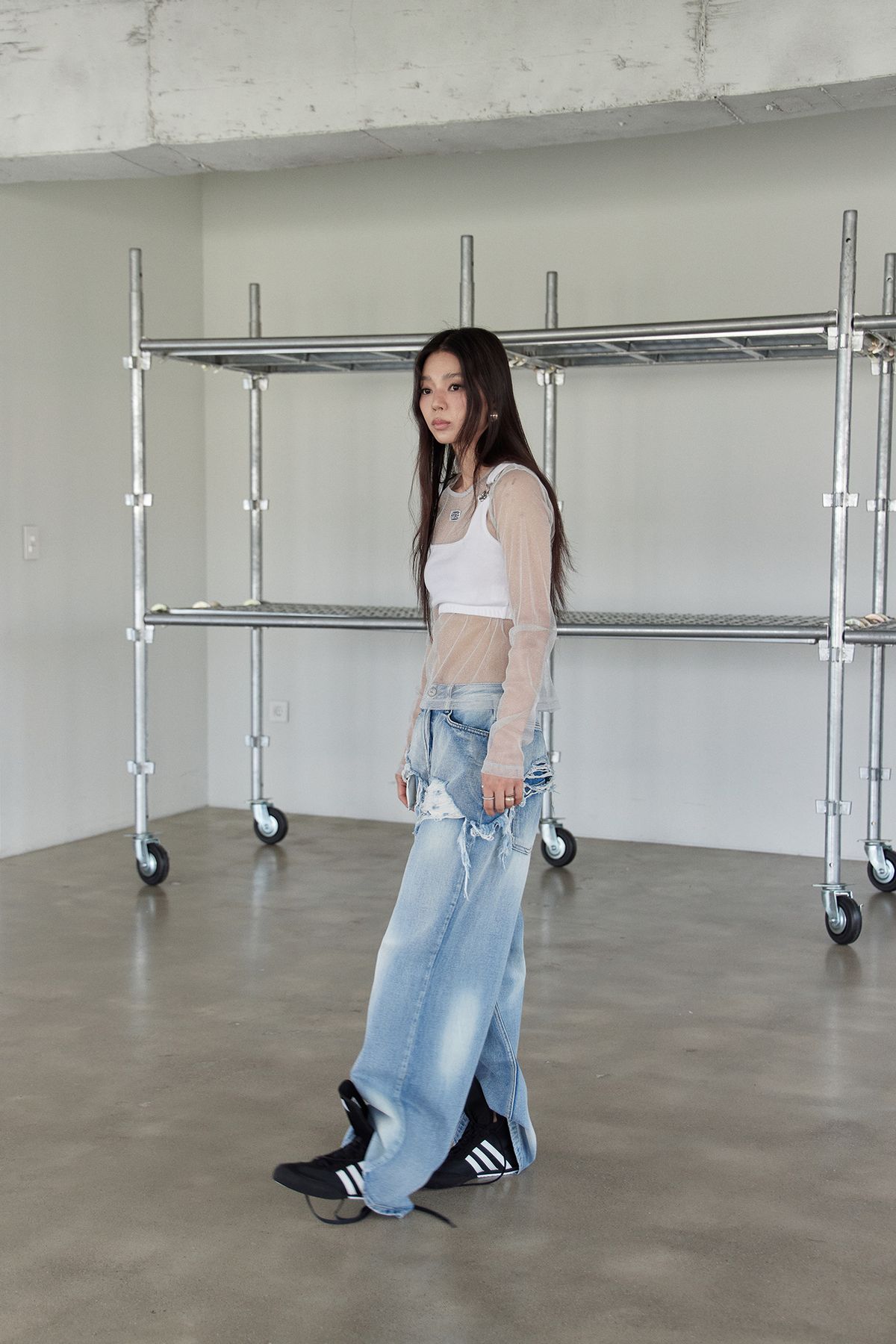 노 엑스트라 터치(NO EXTRA TOUCH) Buckle Strap Tank Top (White) / 25SMSL003WH