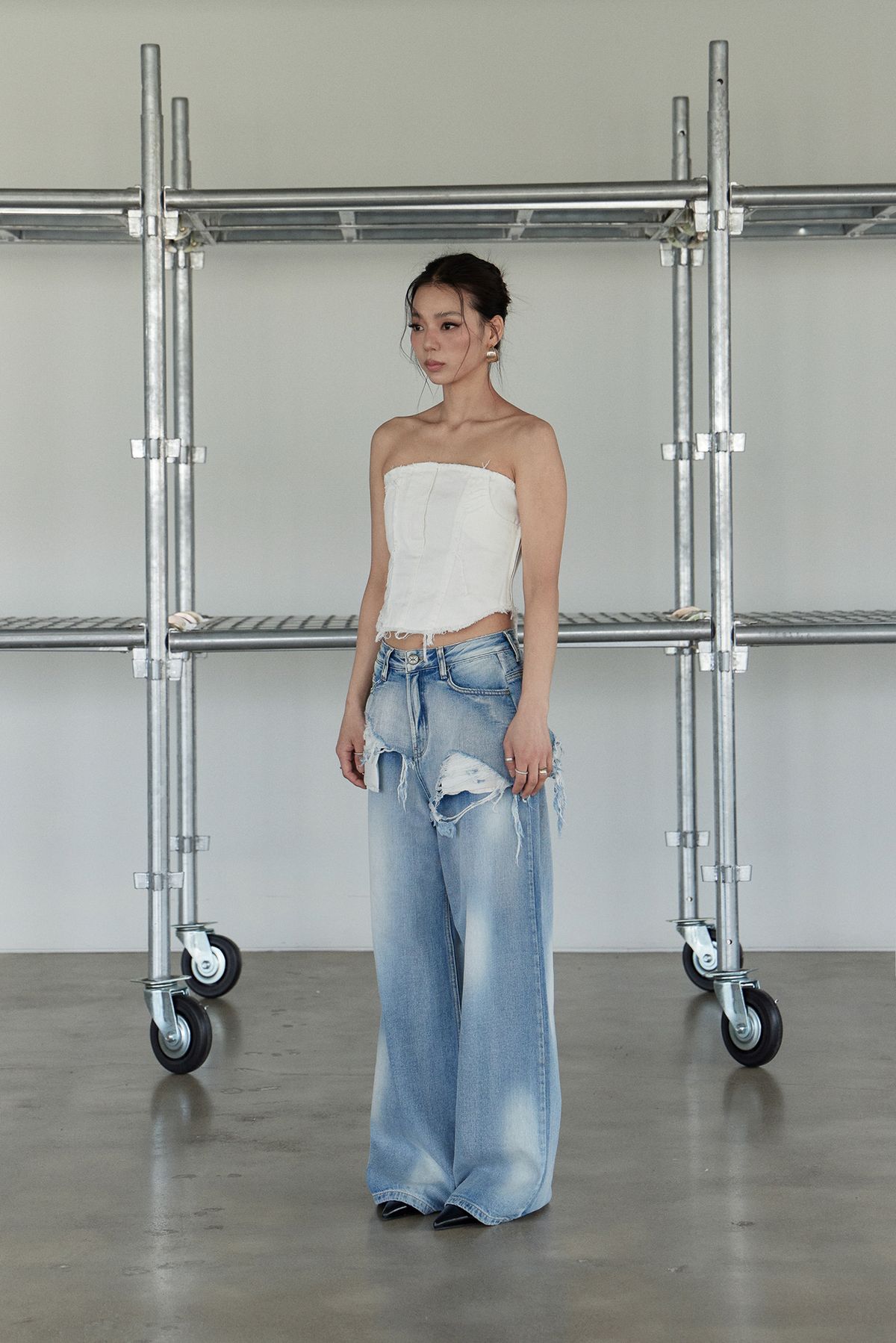 노 엑스트라 터치(NO EXTRA TOUCH) Denim logo Bustier (white) / 25SMSL002WH
