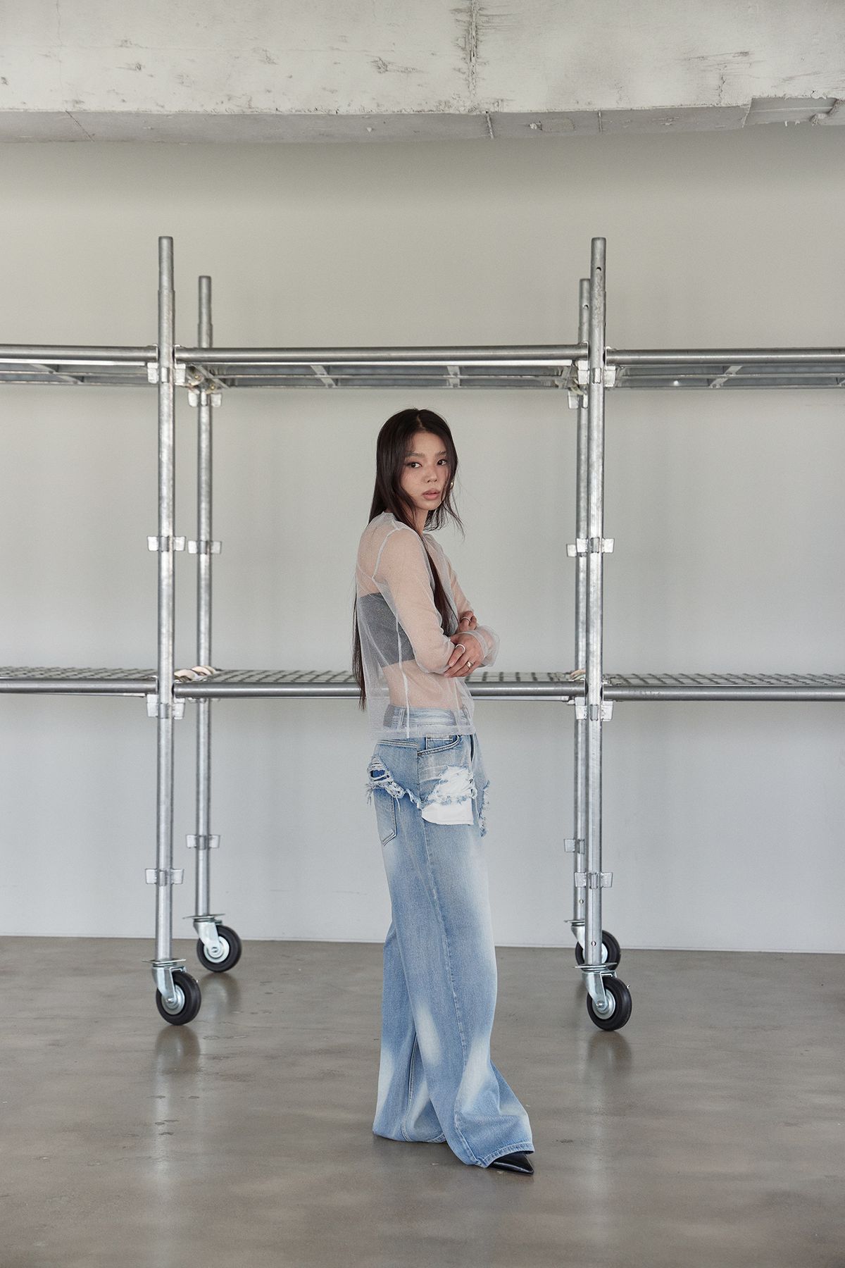 노 엑스트라 터치(NO EXTRA TOUCH) Sheer Layered Tee (Shiny Grey) / 25SMTS002GR