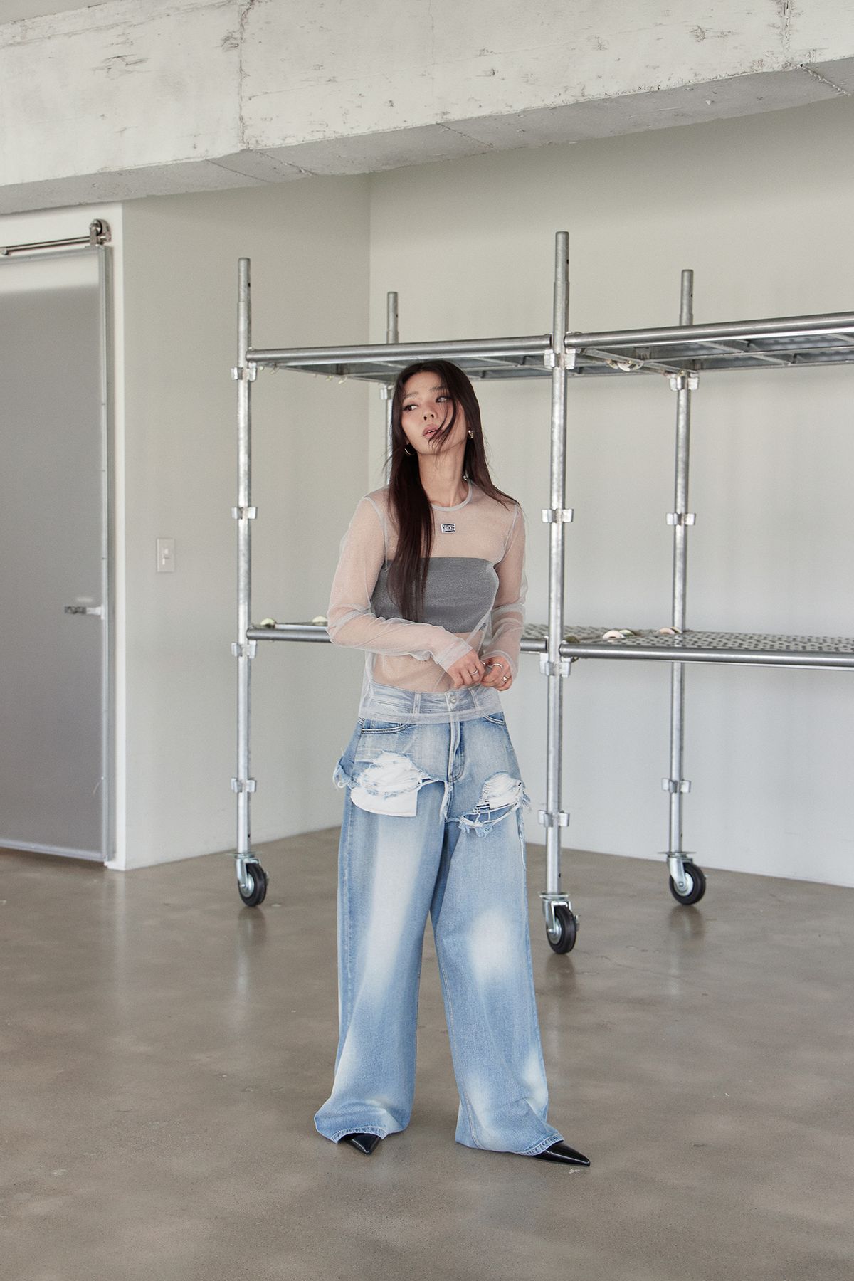 노 엑스트라 터치(NO EXTRA TOUCH) Sheer Layered Tee (Shiny Grey) / 25SMTS002GR