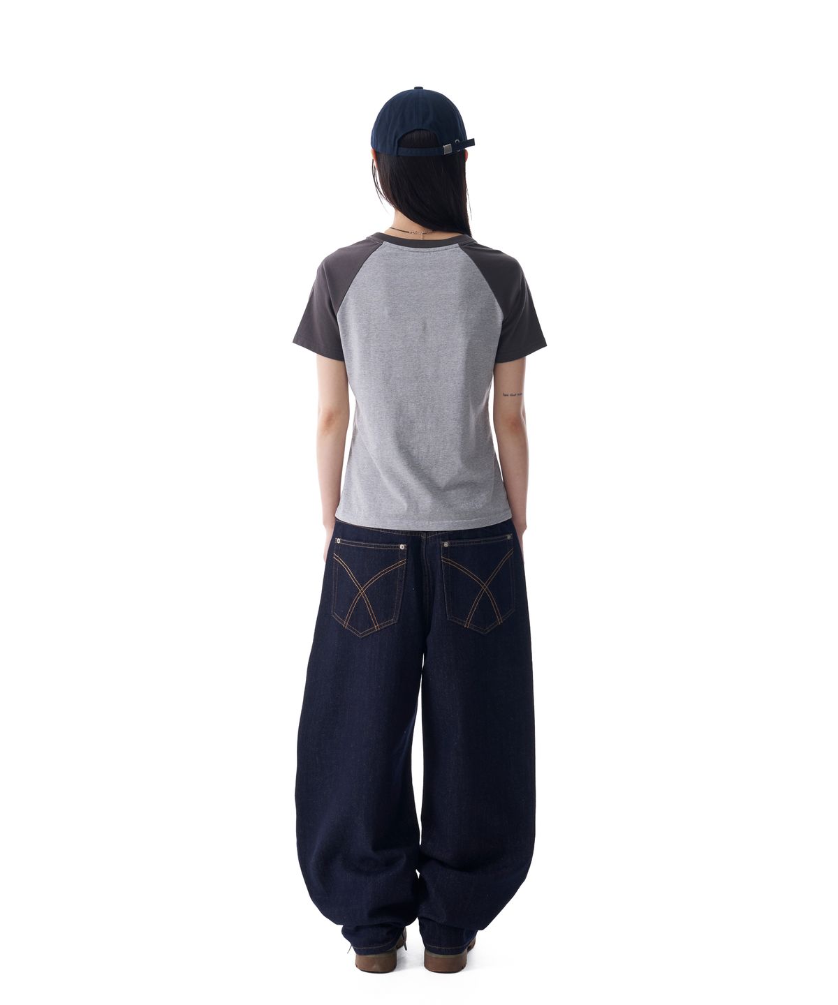 아캄(AAKAM) AKM Rhinestone Raglan Half Top (Gray)