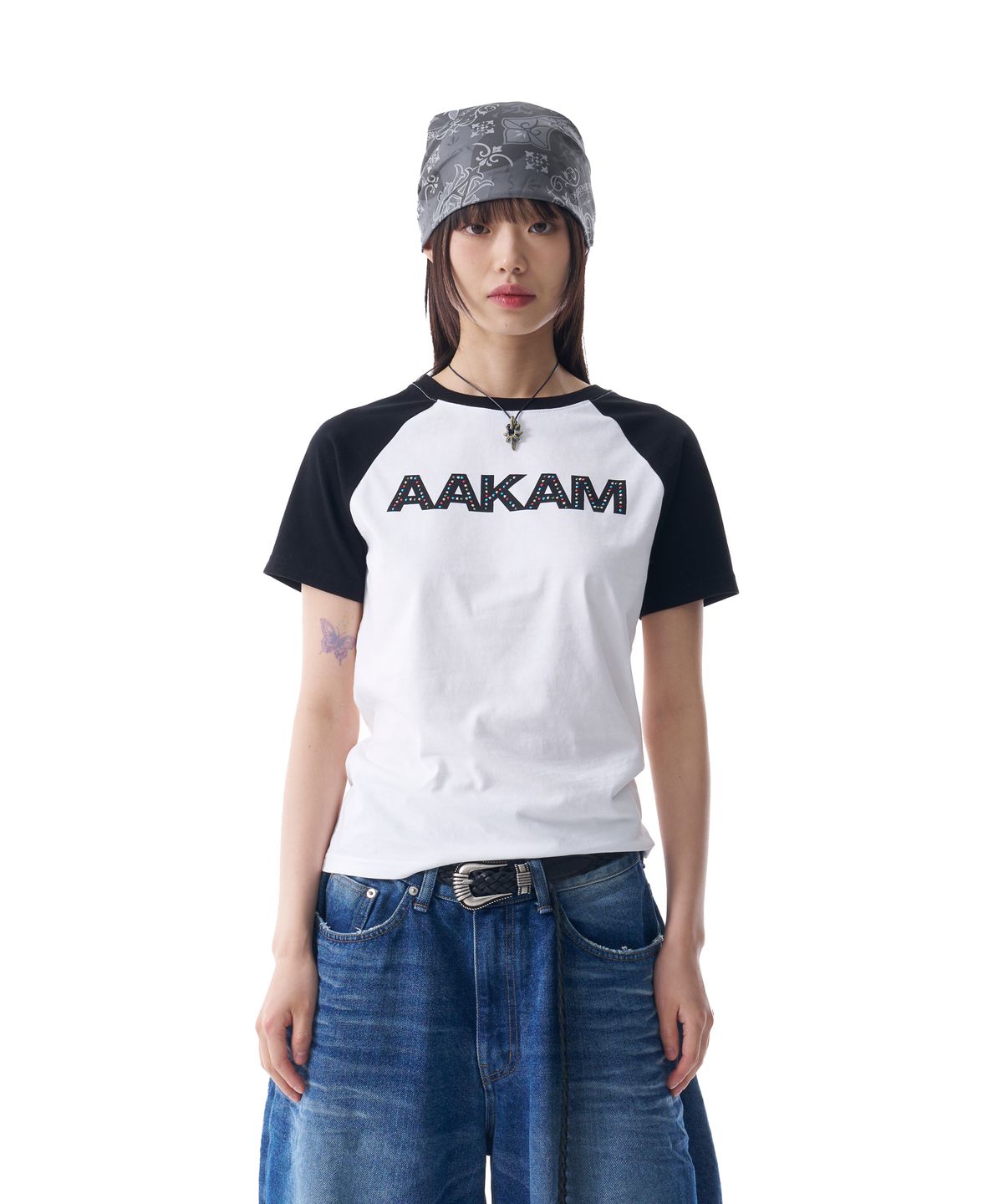 아캄(AAKAM) AKM Rhinestone Raglan Half Top (White)