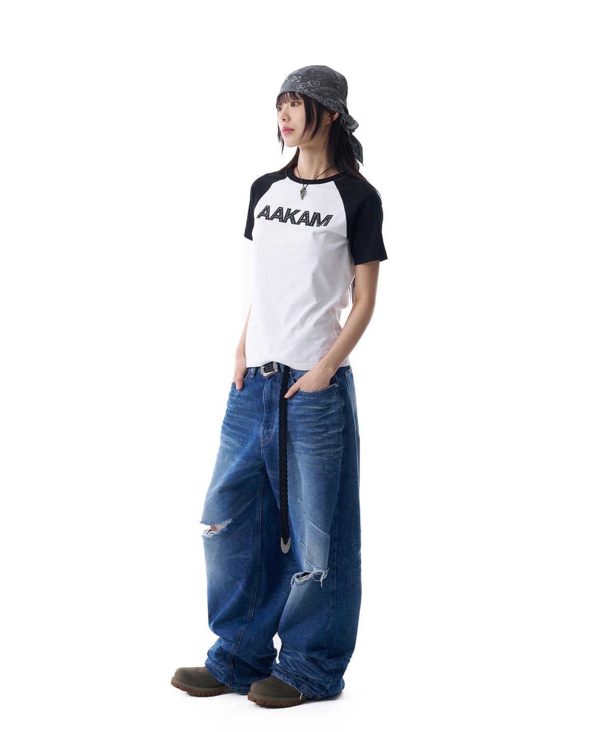 아캄(AAKAM) AKM Rhinestone Raglan Half Top (White)