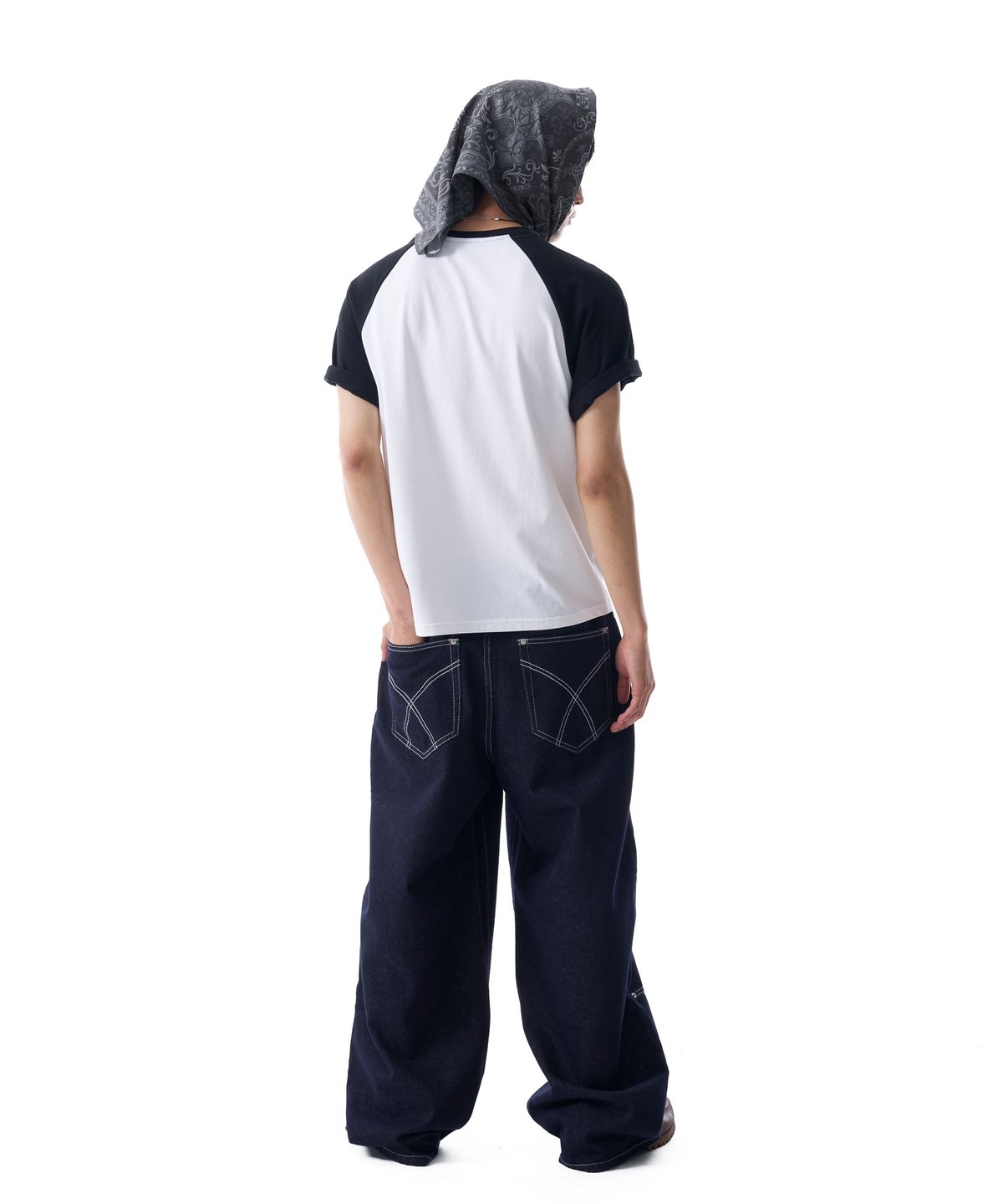 아캄(AAKAM) AKM Rhinestone Raglan Half Top (White)
