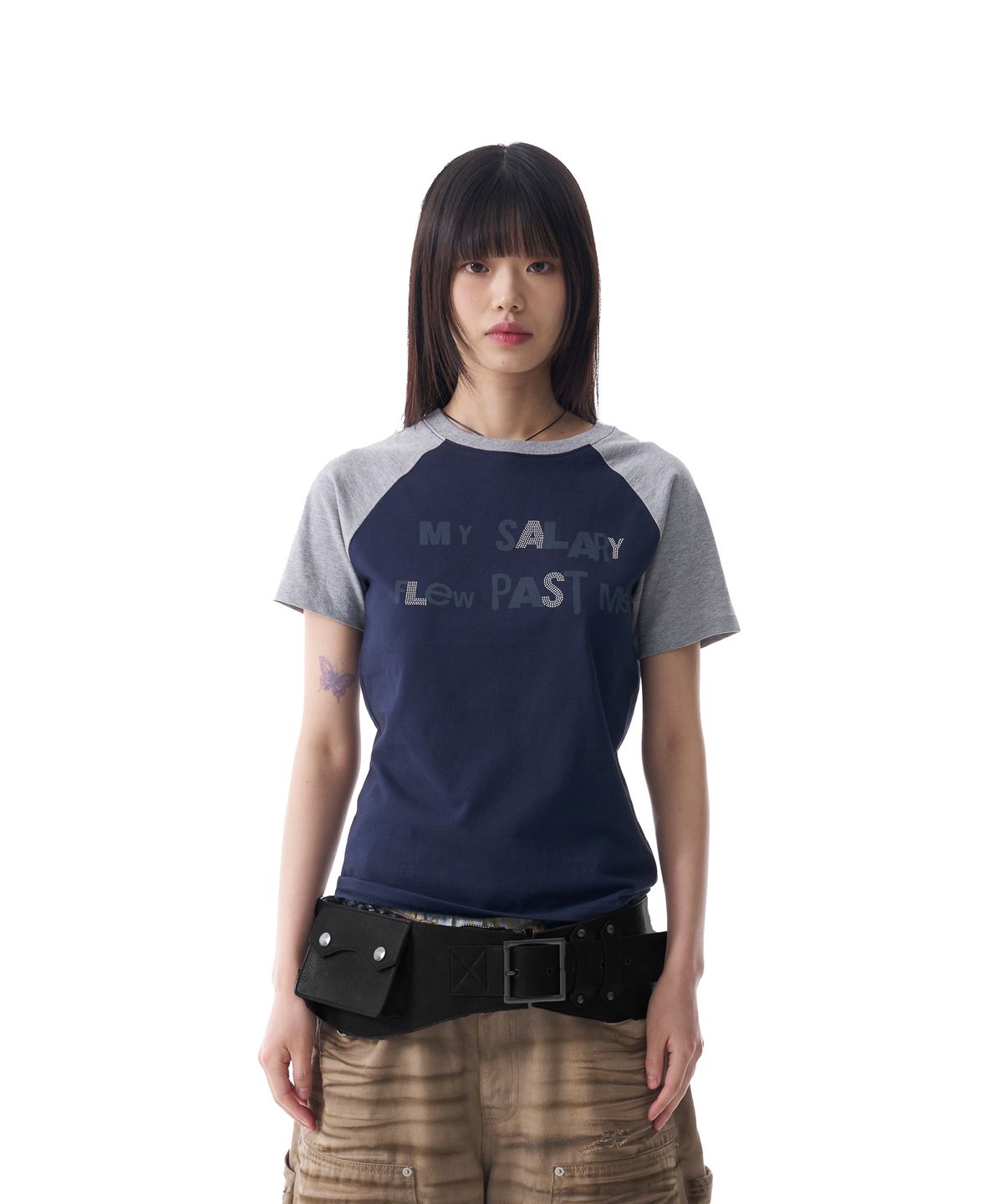 아캄(AAKAM) Rhinestone Graphic Raglan Half Top (Navy)