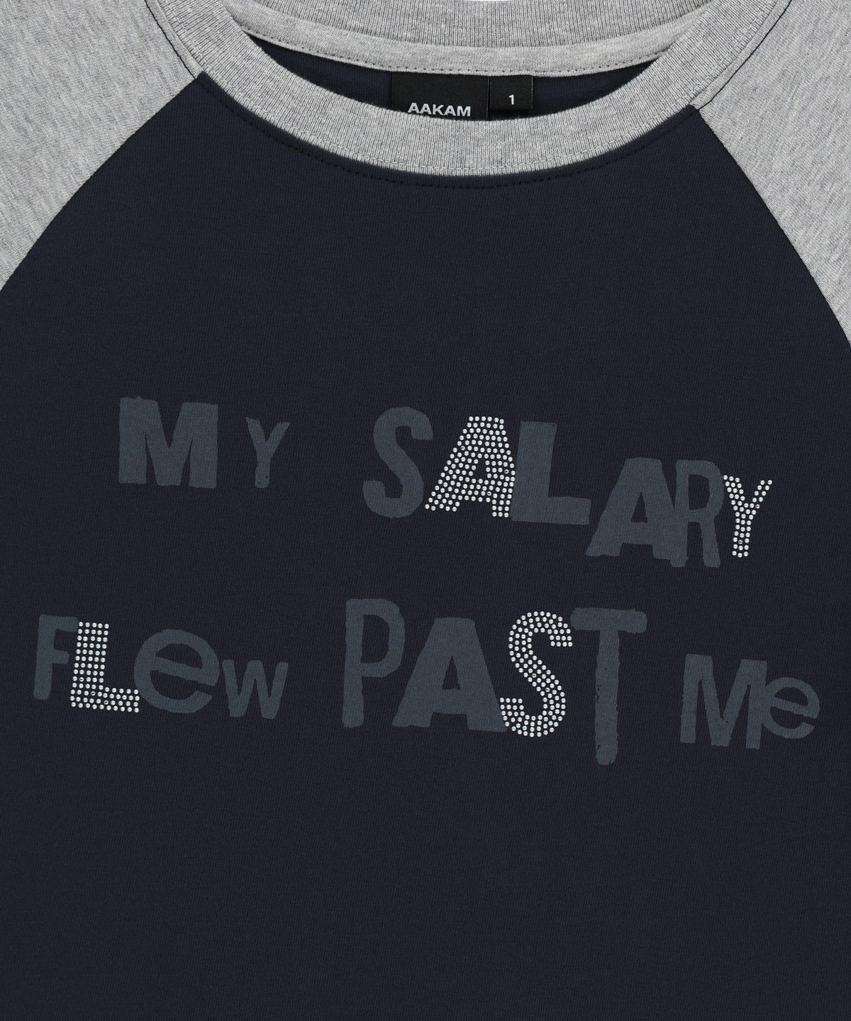아캄(AAKAM) Rhinestone Graphic Raglan Half Top (Navy)