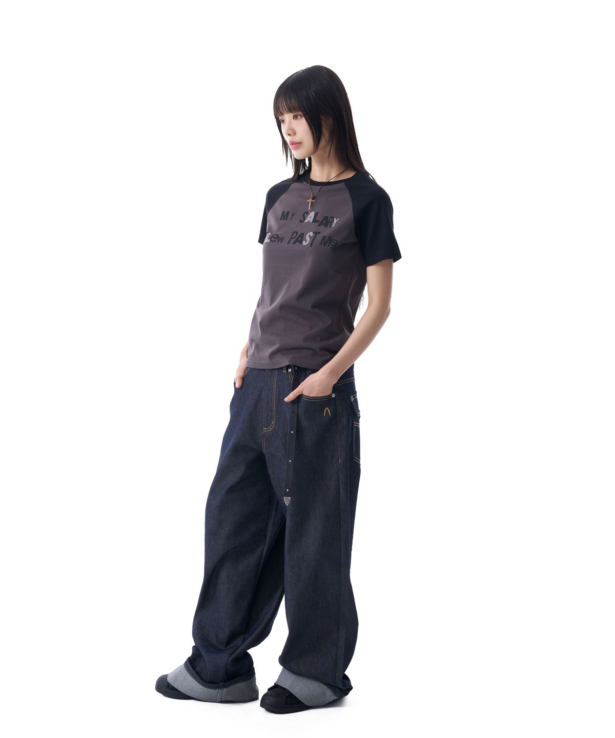 아캄(AAKAM) Rhinestone Graphic Raglan Half Top (Dark Gray)