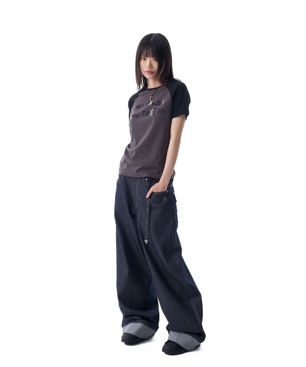 아캄(AAKAM) Rhinestone Graphic Raglan Half Top (Dark Gray)