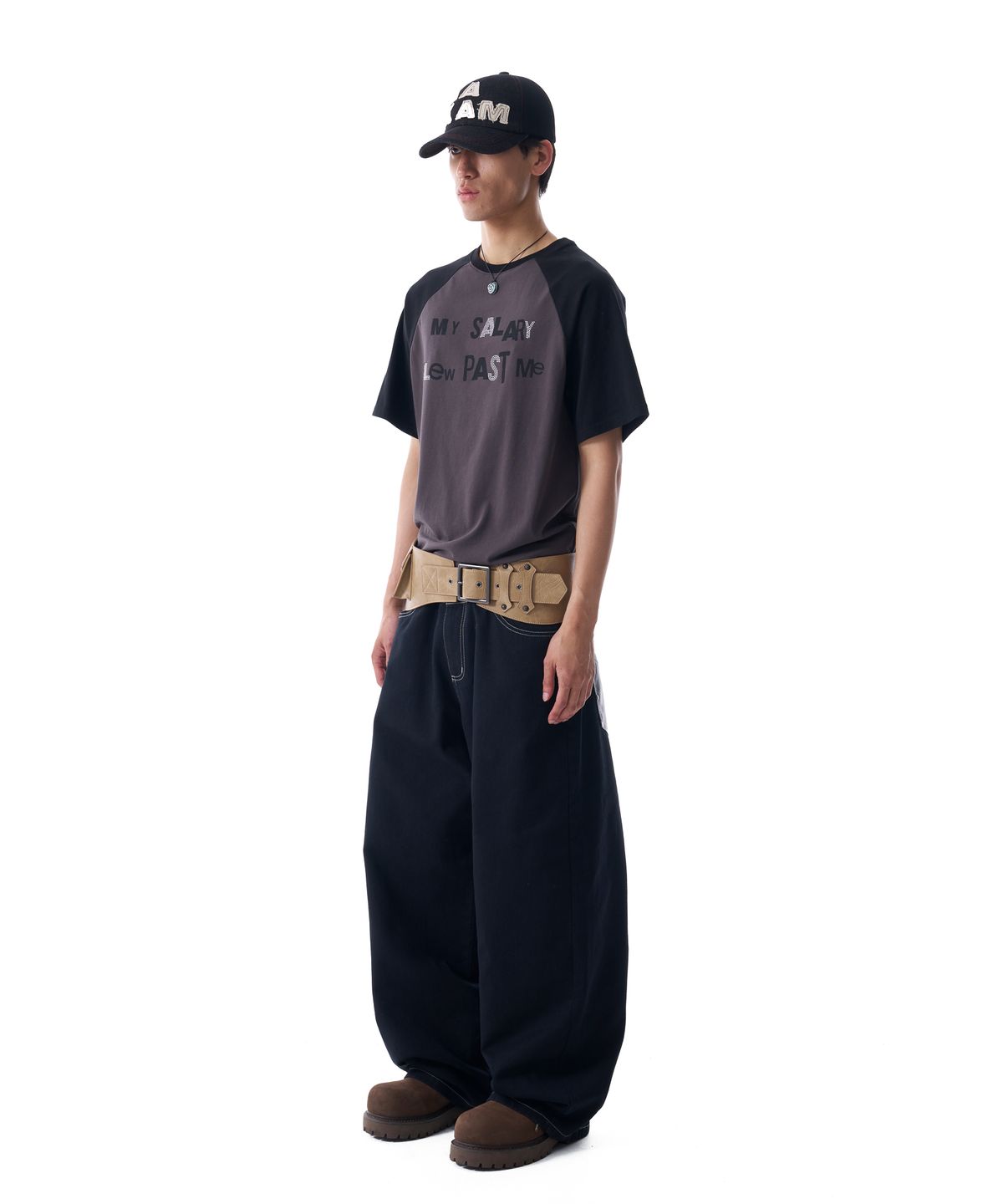 아캄(AAKAM) Rhinestone Graphic Raglan Half Top (Dark Gray)